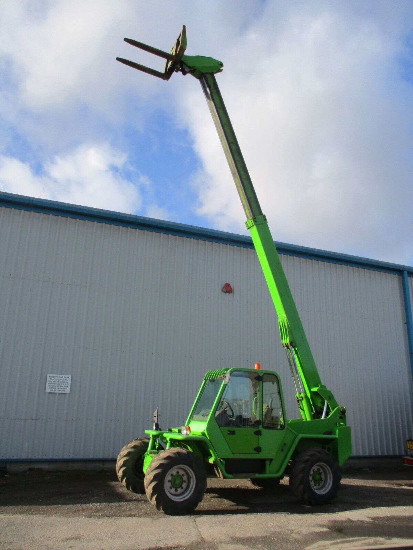 HEAVY LIFTING MASTERY: MERLO P60.10 TELEHANDLER, 6-TON LIFT POWER - Image 11 of 12