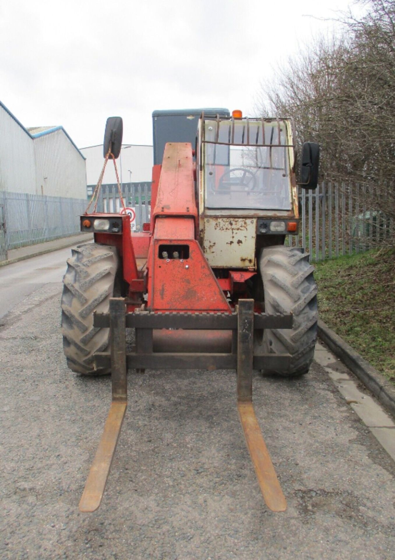 MANITOU 425: POWER PACKED 2.5 TON TURBO DIESEL TELEHANDLER - Image 2 of 15