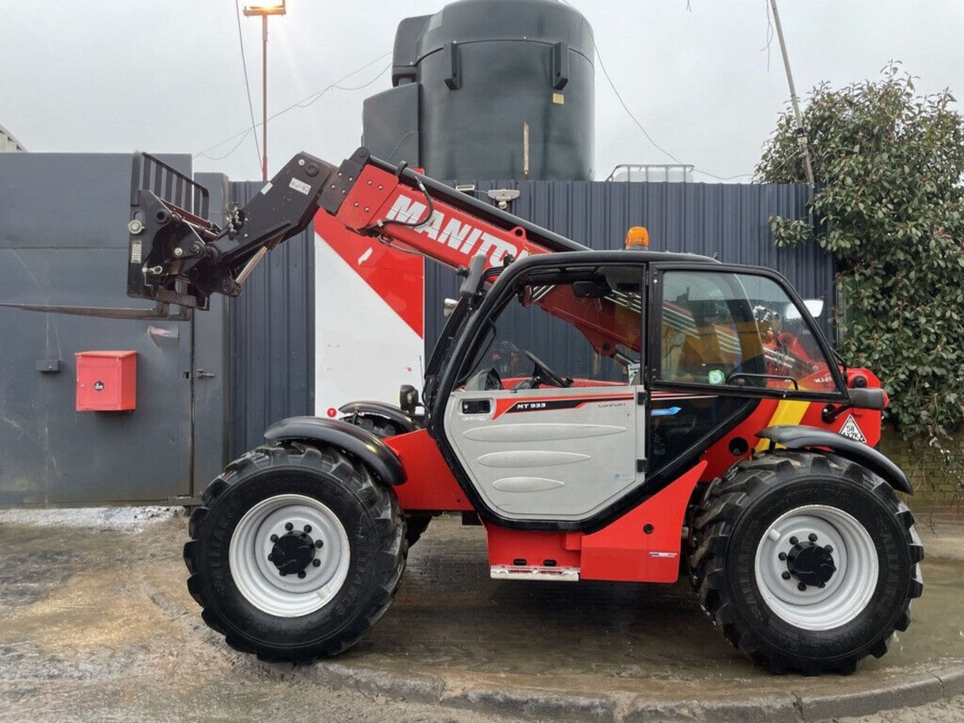 POWERFUL PRECISION: 2020 MANITOU MT 933 EASY TELEHANDLER, 4X4X4, 3300KG PAYLOAD - Image 9 of 11