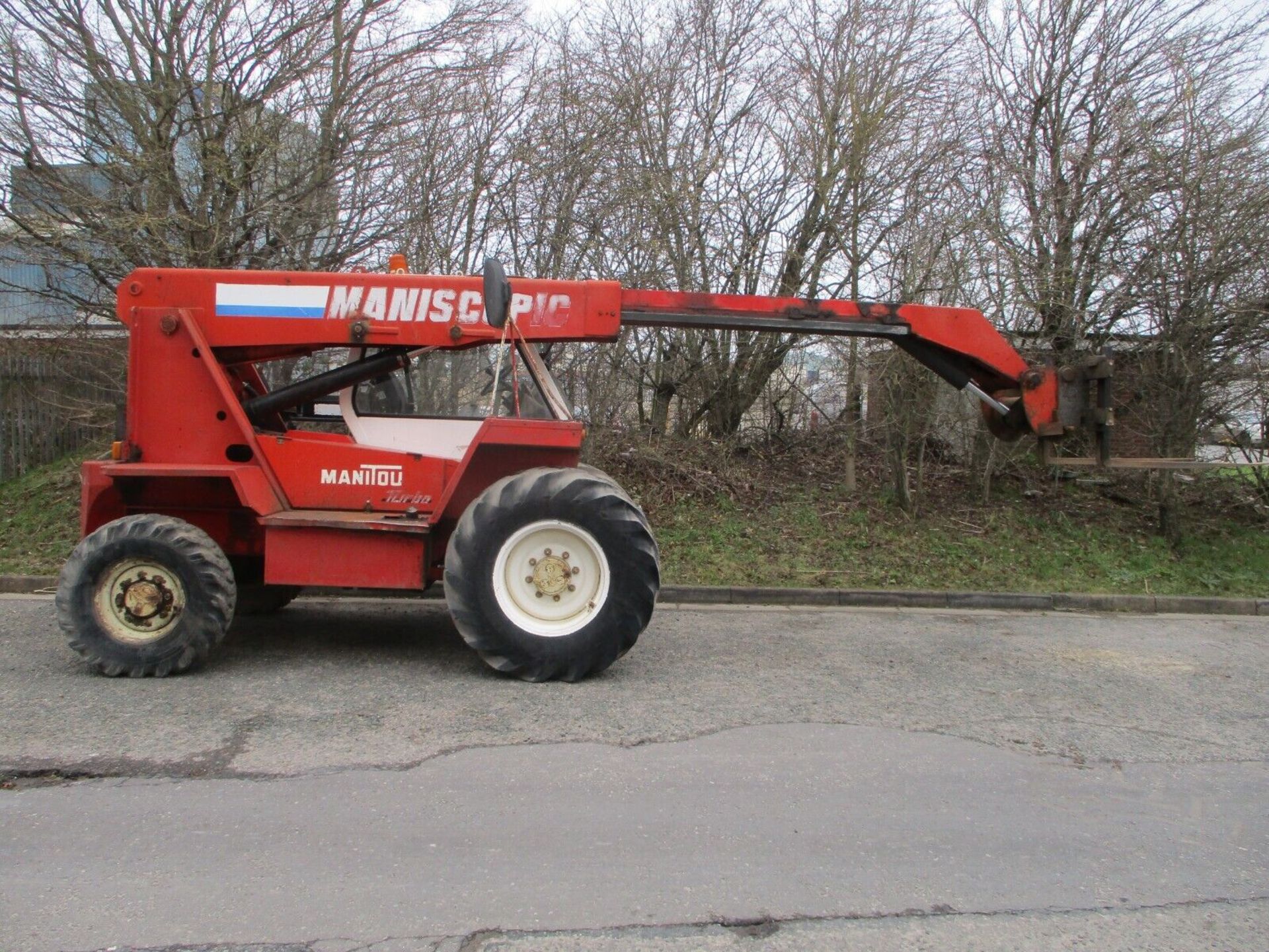 MANITOU 425: POWER PACKED 2.5 TON TURBO DIESEL TELEHANDLER - Image 5 of 15