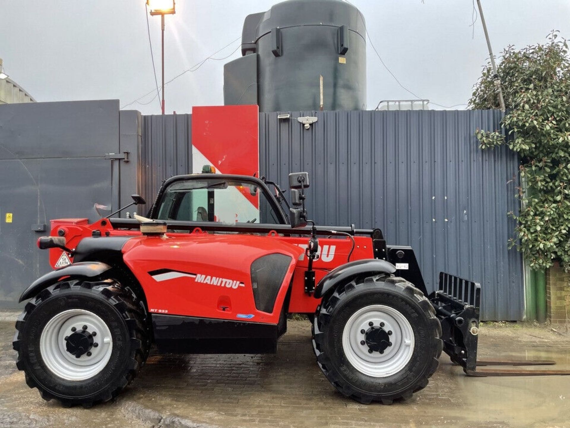 POWERFUL PRECISION: 2020 MANITOU MT 933 EASY TELEHANDLER, 4X4X4, 3300KG PAYLOAD