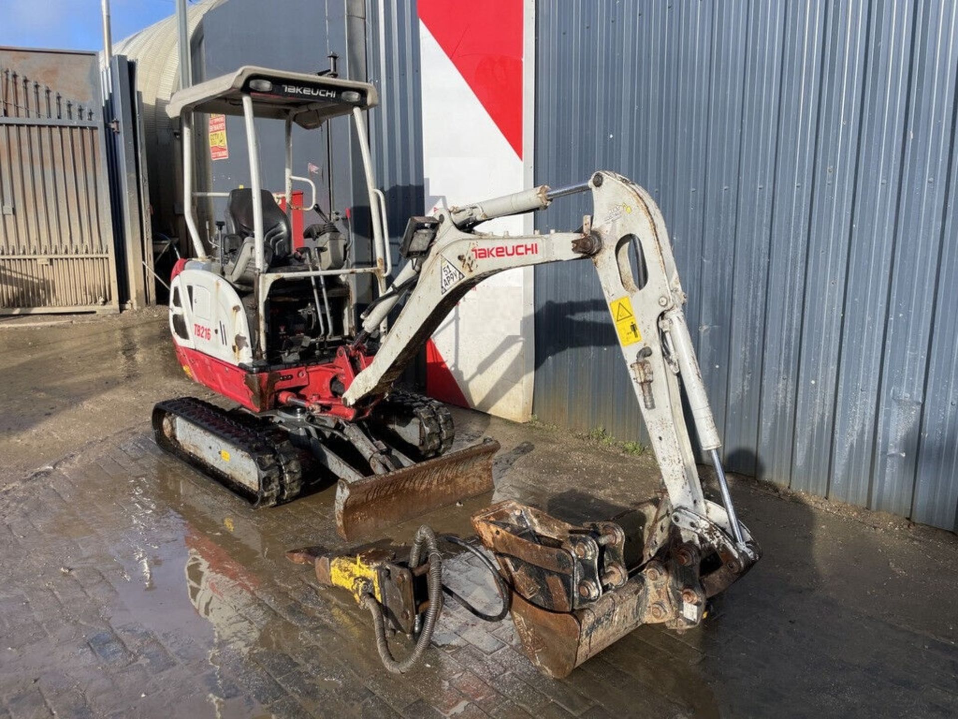 LOW-HOUR BEAST: 2017 TAKEUCHI TB216 MINI EXCAVATOR - Image 2 of 9