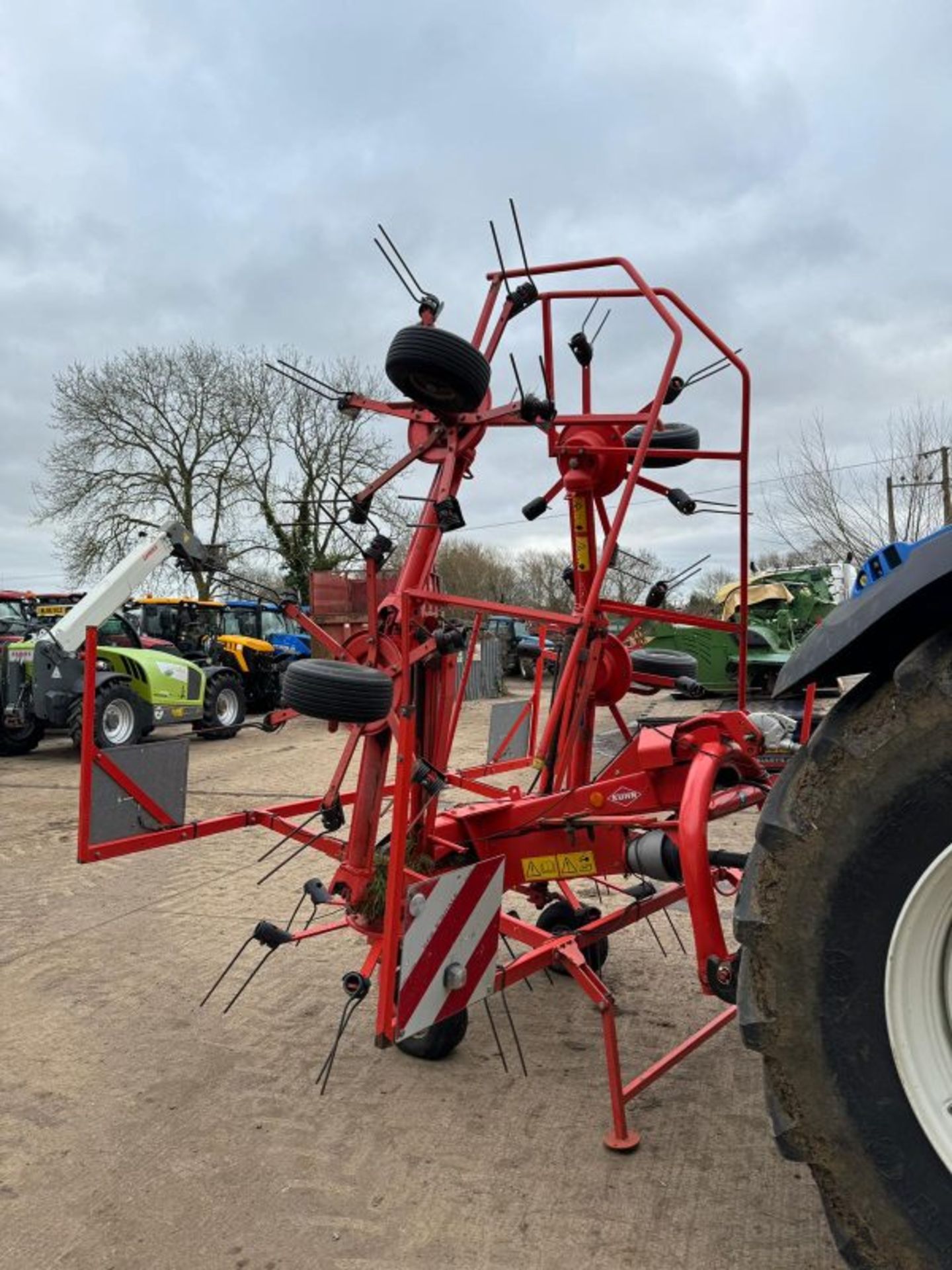 KUHN GF642 6 ROTOR TEDDER