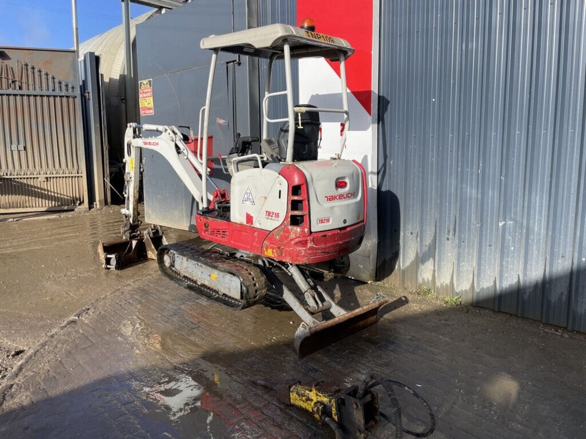 COMPACT POWERHOUSE: 2017 TAKEUCHI TB216 MINI EXCAVATOR - Image 5 of 10