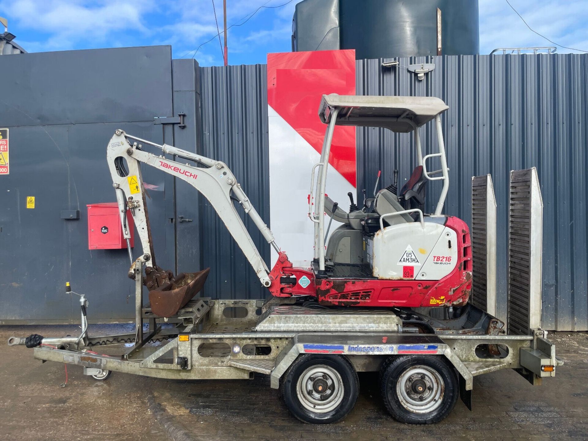 DIG & ROLL: 2015 TAKEUCHI TB216 + 2.7T TRAILER POWERHOUSE - Image 2 of 6