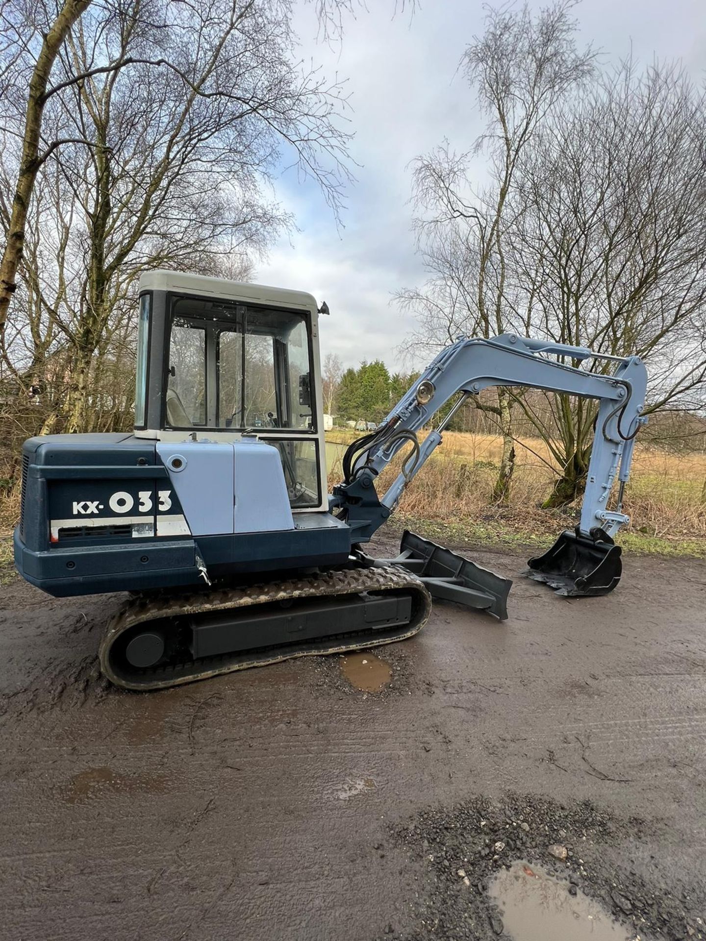 KUBOTA MINI DIGGER 2 BUCKETS - Image 2 of 12