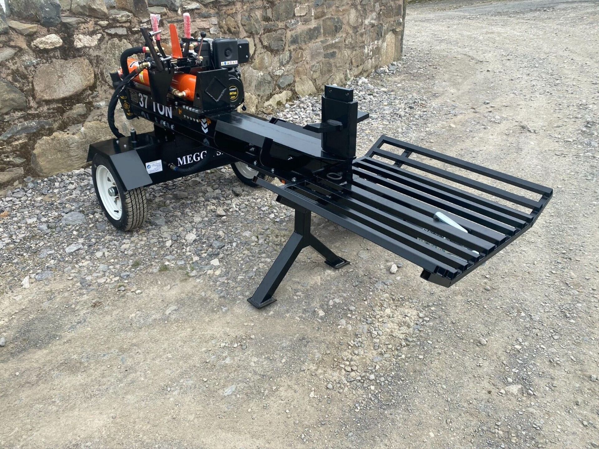 EFFICIENT HANDLING: LOG LIFT TABLE EQUIPPED