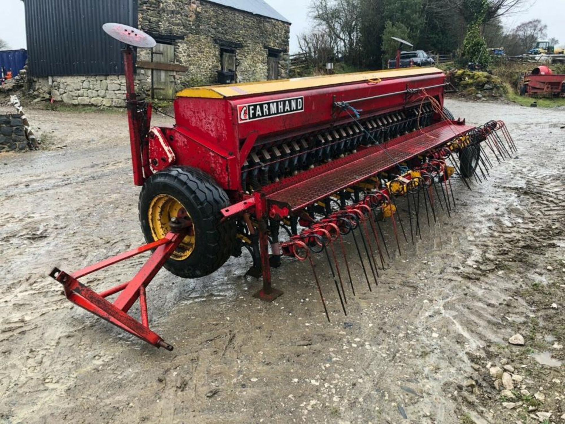 MAXIMIZE HARVESTS: FARMHAND 4M DRILL FOR SUPERIOR CORN AND GRASS PLANTING - Image 6 of 6