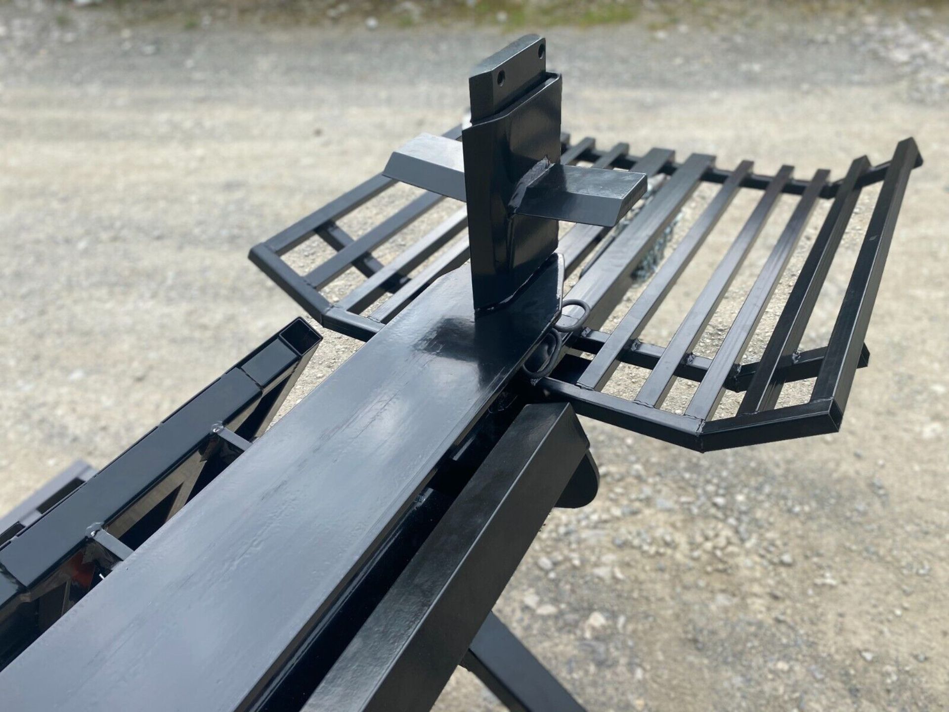 EFFICIENT HANDLING: LOG LIFT TABLE EQUIPPED - Image 7 of 10