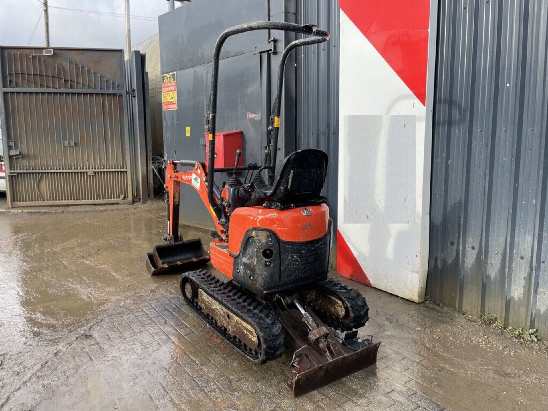 2016 KUBOTA U10-3 MICRO EXCAVATOR +DIGGER 2 BUCKETS - Image 3 of 10