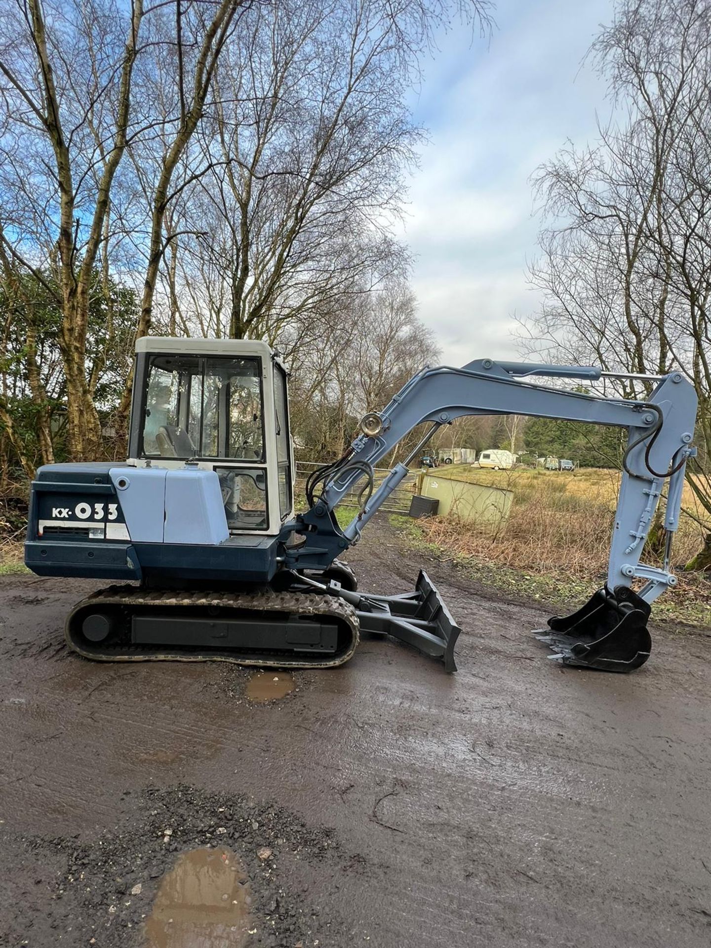 KUBOTA MINI DIGGER 2 BUCKETS