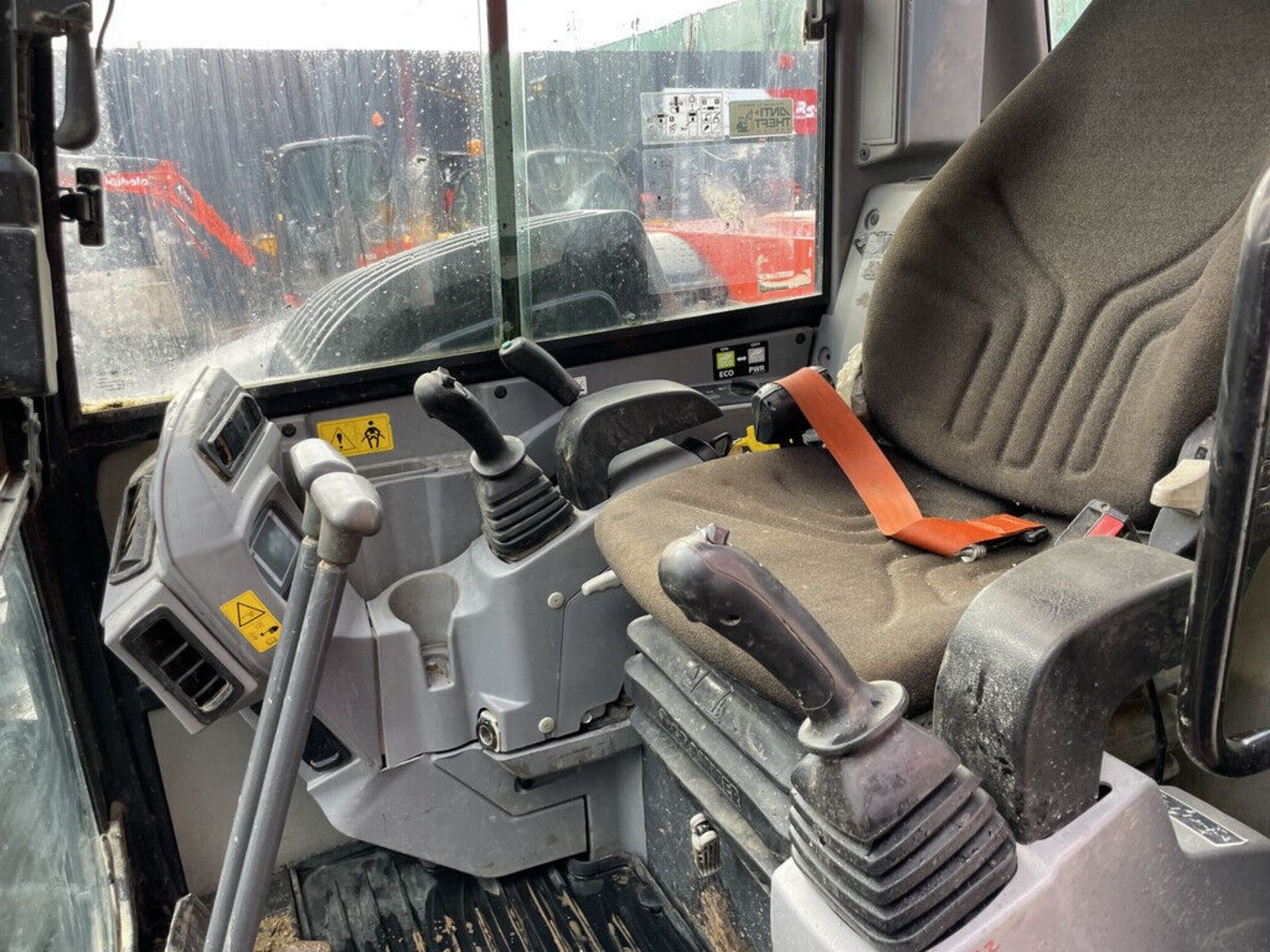 TWIN SPEED TRIUMPH: KUBOTA KX080-4 2018 - HYDRAULIC QUICK HITCH - Image 3 of 9