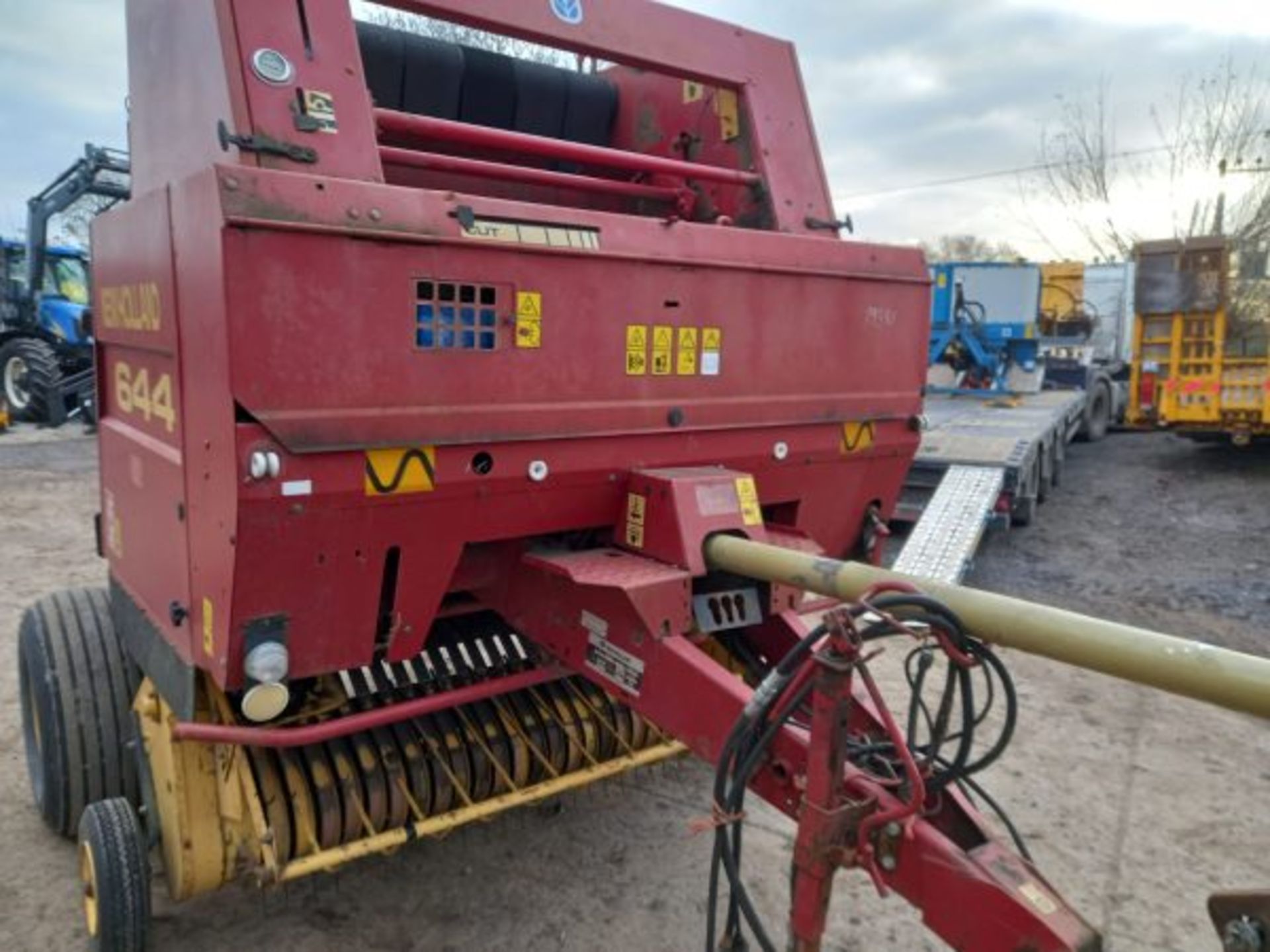 NEW HOLLAND 644 ROUND BALER - Image 2 of 7