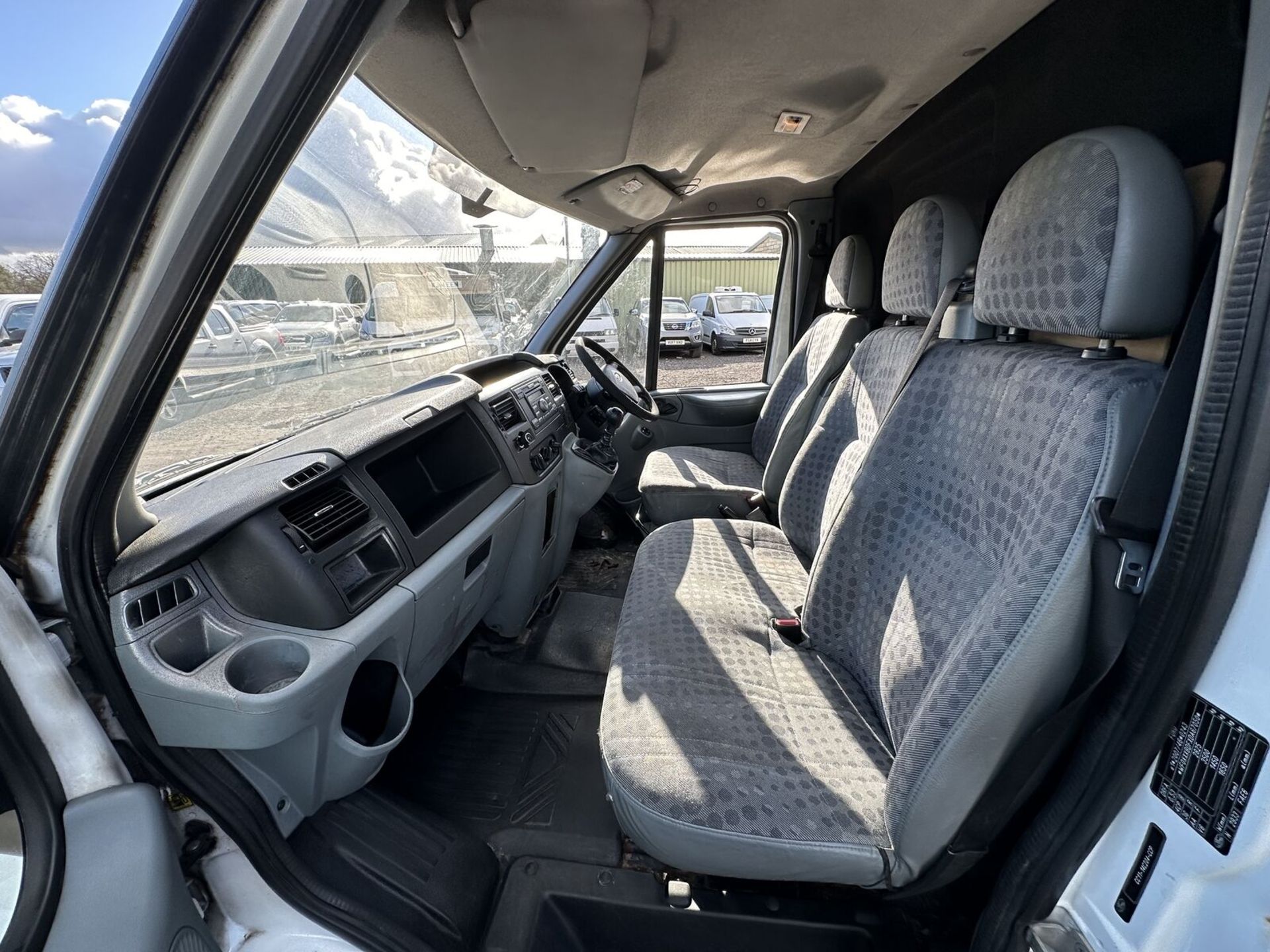 GET MOVING IN STYLE: 2013 FORD TRANSIT 100 T280 PANEL VAN >>--NO VAT ON HAMMER--<< - Image 5 of 17