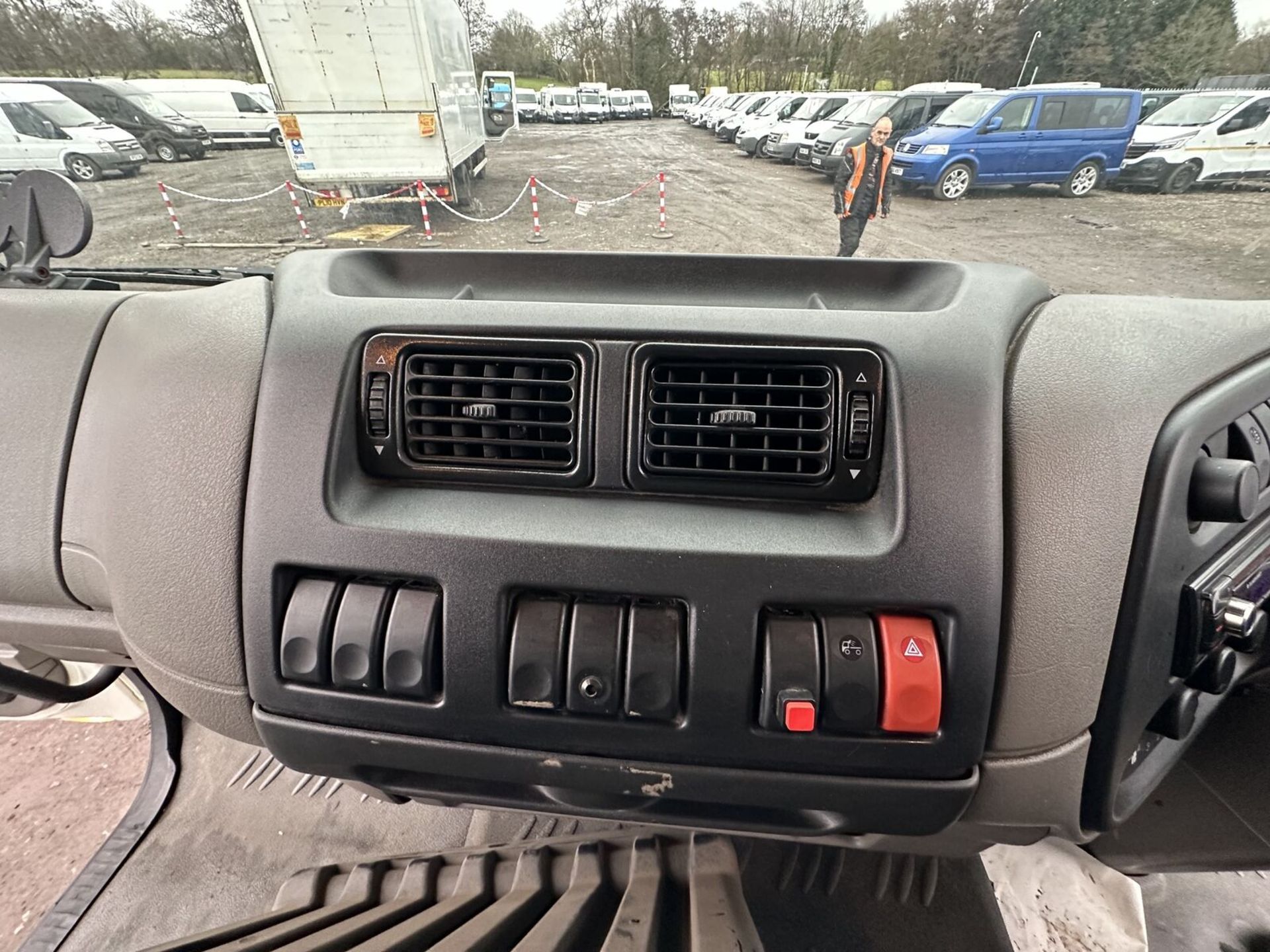 LORRY LUXE: DAF TRUCKS LF 7.5T, CRUISE CONTROL, REVERSING CAMERA >>--NO VAT ON HAMMER--<< - Image 8 of 15