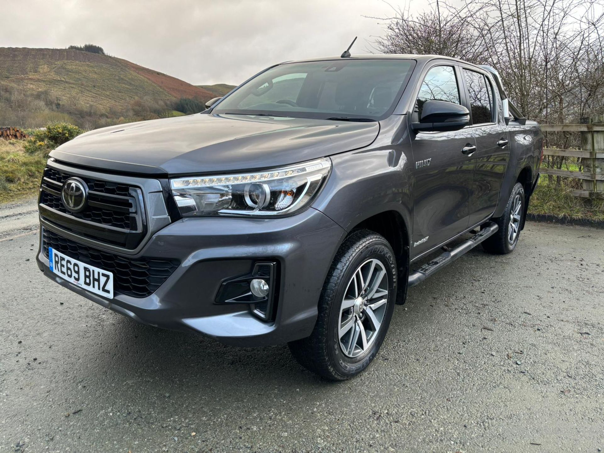 TOYOTA HILUX INVINCIBLE X DOUBLE CAB PICKUP TRUCK 4X4 AUTOMATIC 64K 4WD TWIN CAB - Image 2 of 13