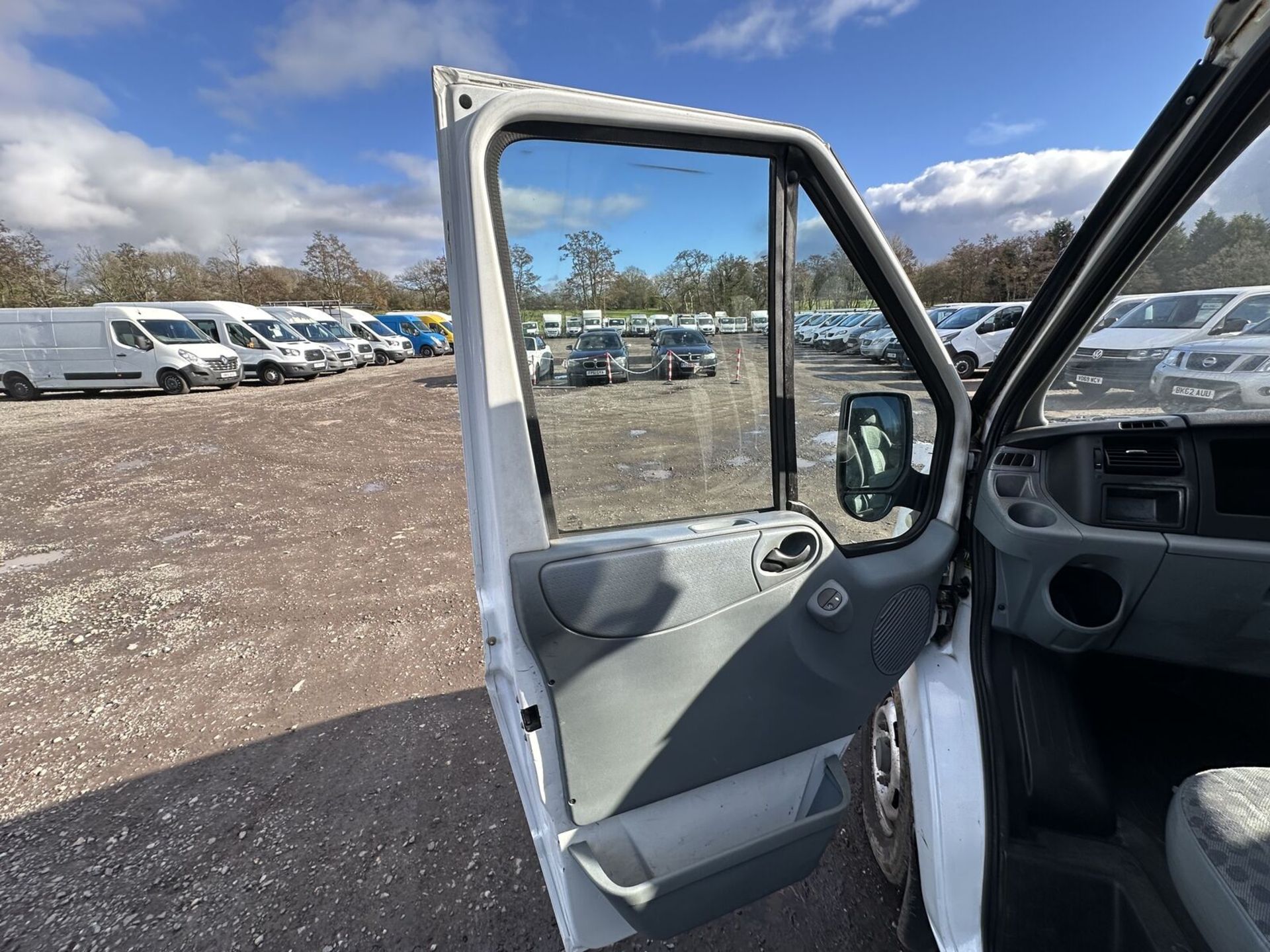 GET MOVING IN STYLE: 2013 FORD TRANSIT 100 T280 PANEL VAN >>--NO VAT ON HAMMER--<< - Image 3 of 17