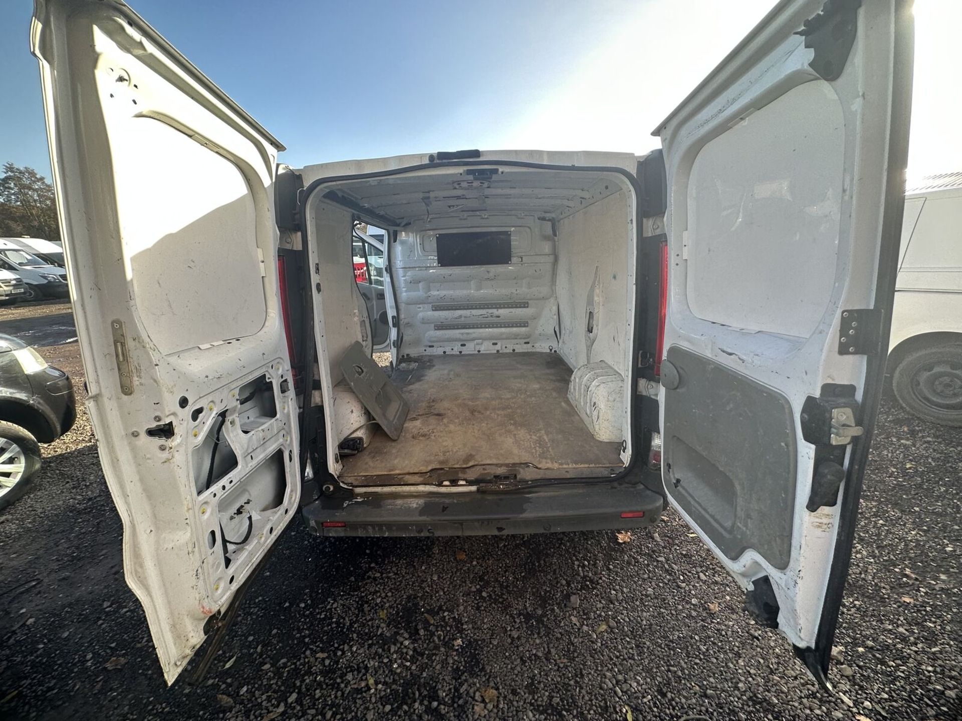 RELIABLE WORKHORSE: 2014 VAUXHALL VIVARO TRAFIC PANEL VAN >>--NO VAT ON HAMMER--<< - Image 3 of 19