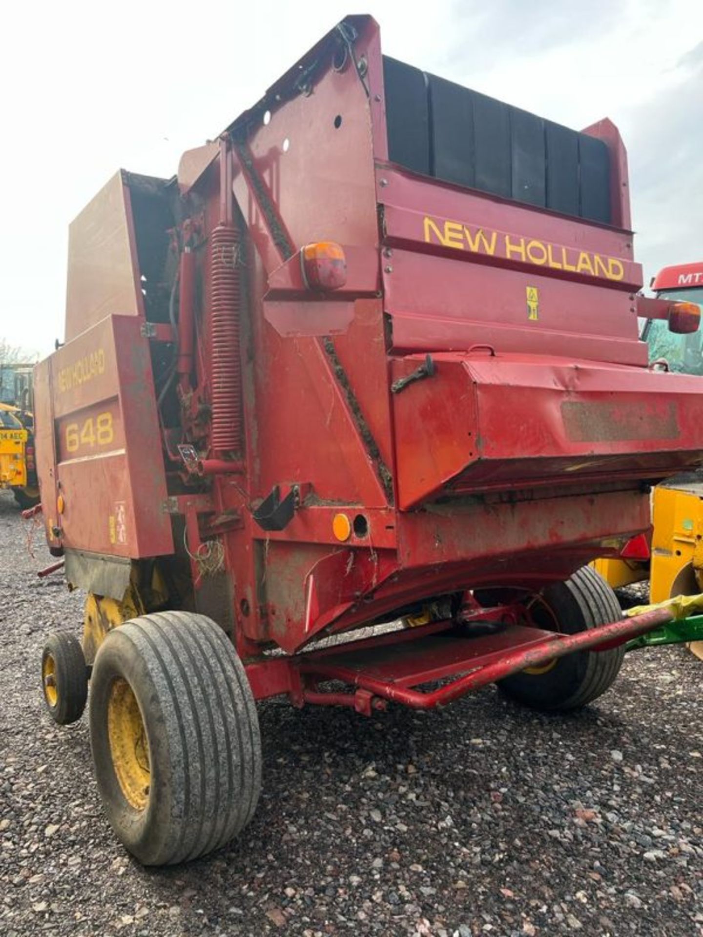 NEW HOLLAND 648 ROUND BALER - Image 2 of 3