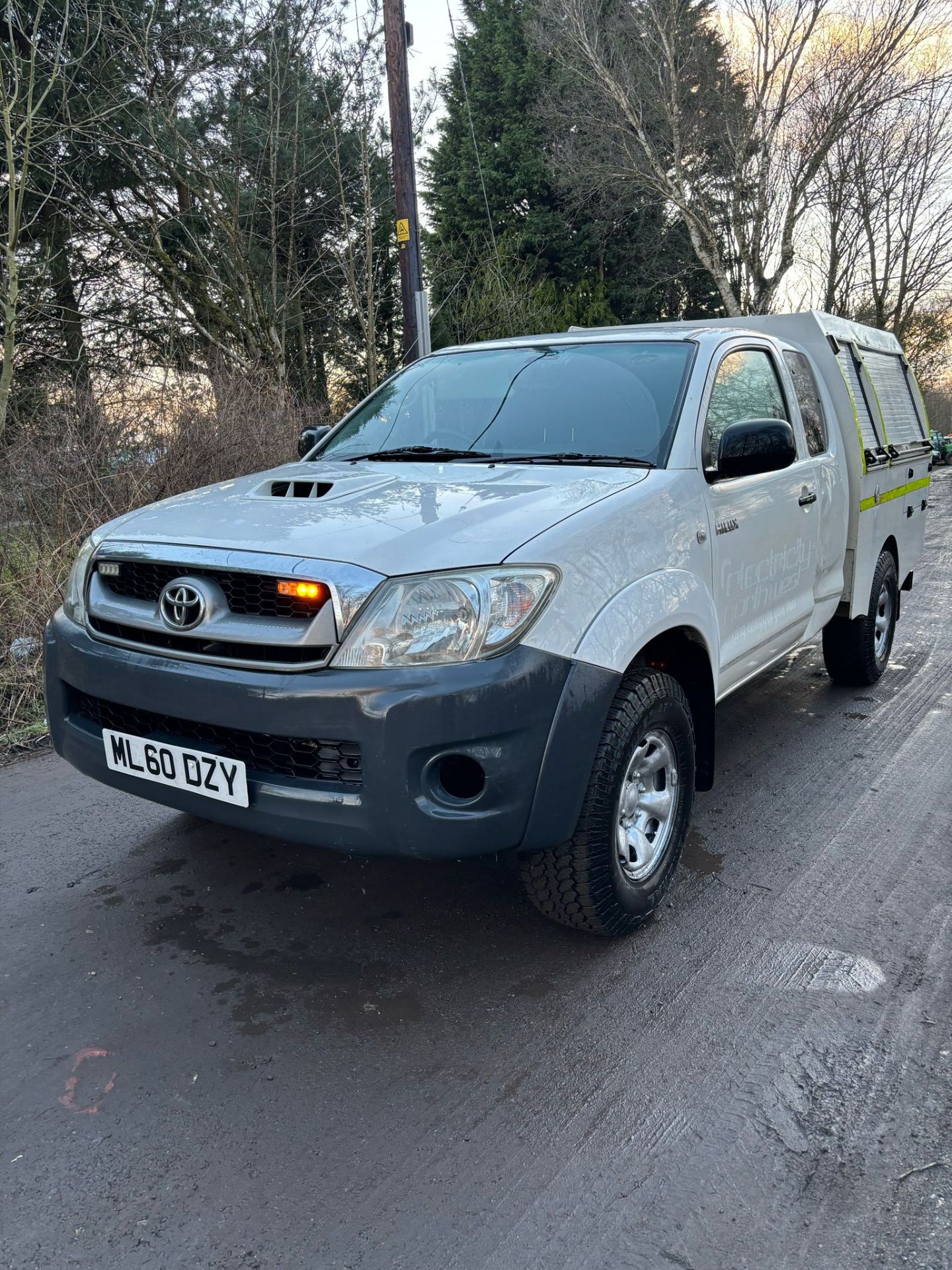 TOYOTA HILUX KING CAB PICKUP TRUCK - Image 10 of 18
