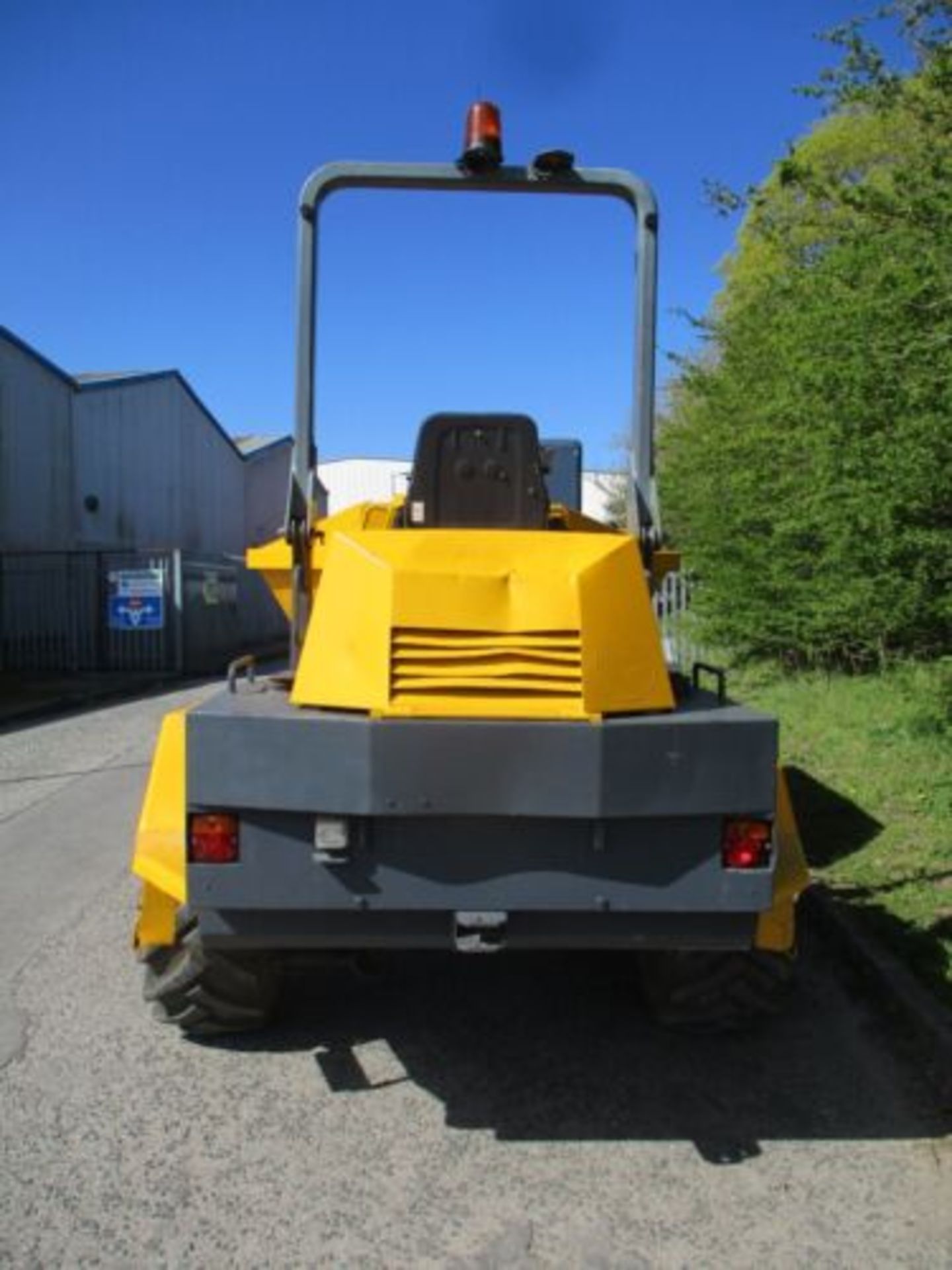 NEUSON 6-TON SWIVEL SKIP DUMPER: YOUR HEAVY LIFTER - Image 11 of 17