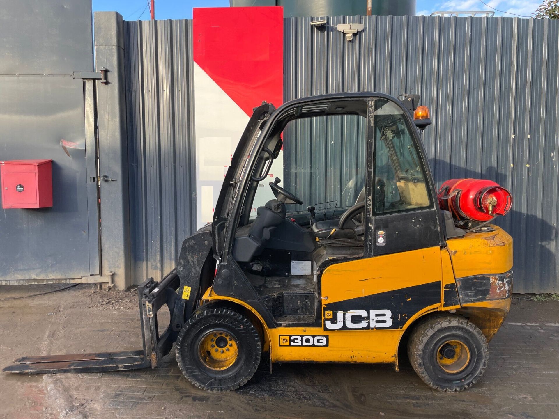 2013 JCB TELETRUK TLT30G: LPG POWER WITH 3000 KG PAYLOAD - Image 3 of 9