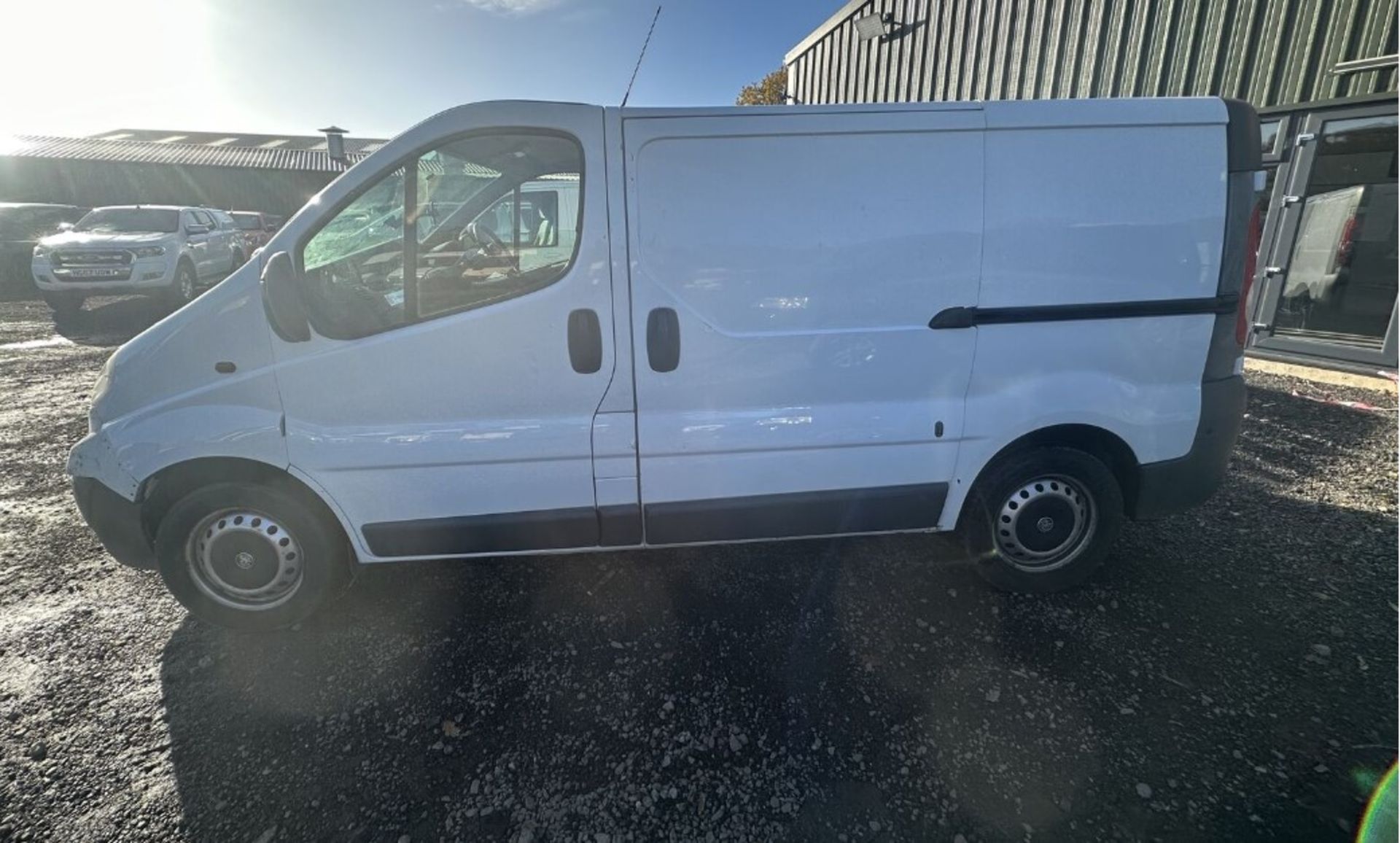 RELIABLE WORKHORSE: 2014 VAUXHALL VIVARO TRAFIC PANEL VAN >>--NO VAT ON HAMMER--<< - Image 2 of 19