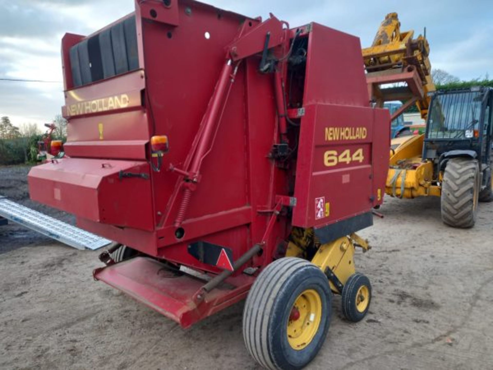 NEW HOLLAND 644 ROUND BALER - Image 5 of 7