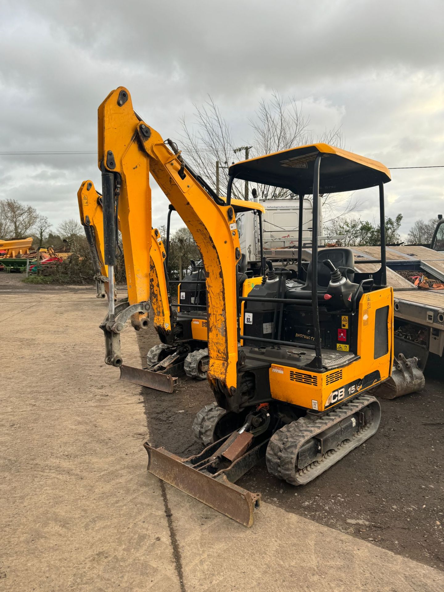 JCB 15C-1 MINI DIGGER.