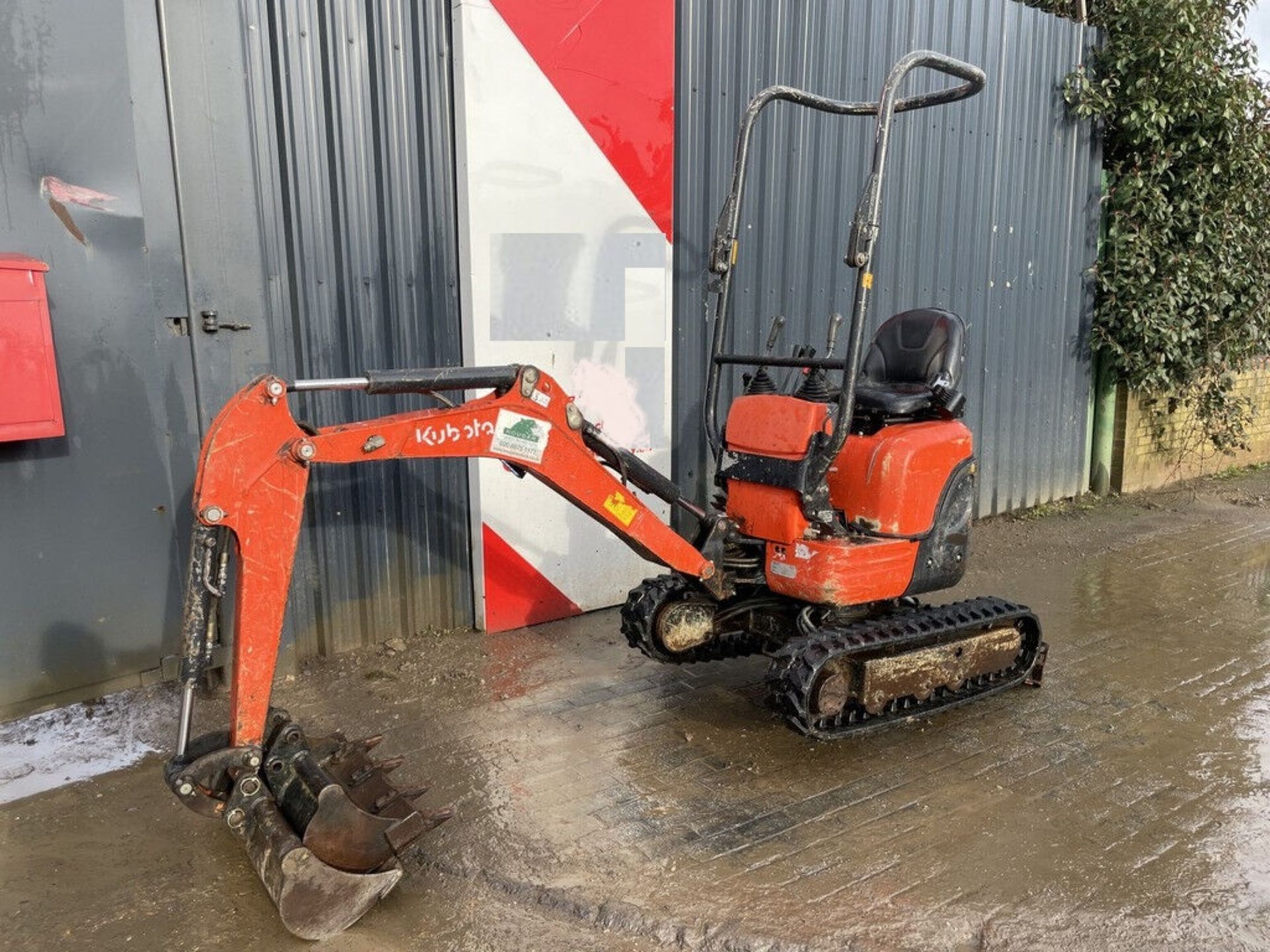 2016 KUBOTA U10-3 MICRO EXCAVATOR +DIGGER 2 BUCKETS - Image 2 of 10