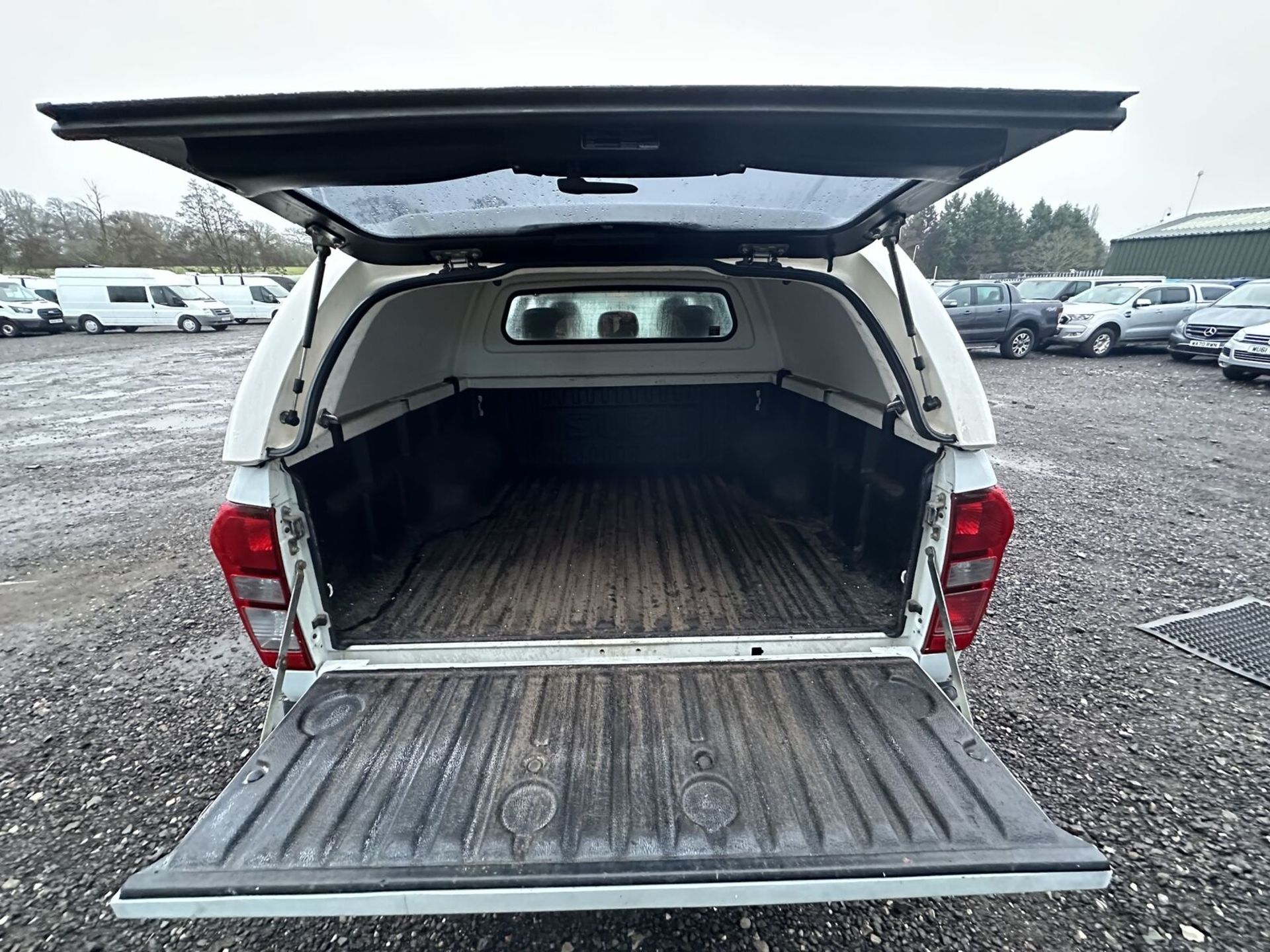 >>--NO VAT ON HAMMER--<< 2017 ISUZU D-MAX DIESEL: EURO 6, SPARES OR REPAIR, WORTH THE FI - Image 5 of 18