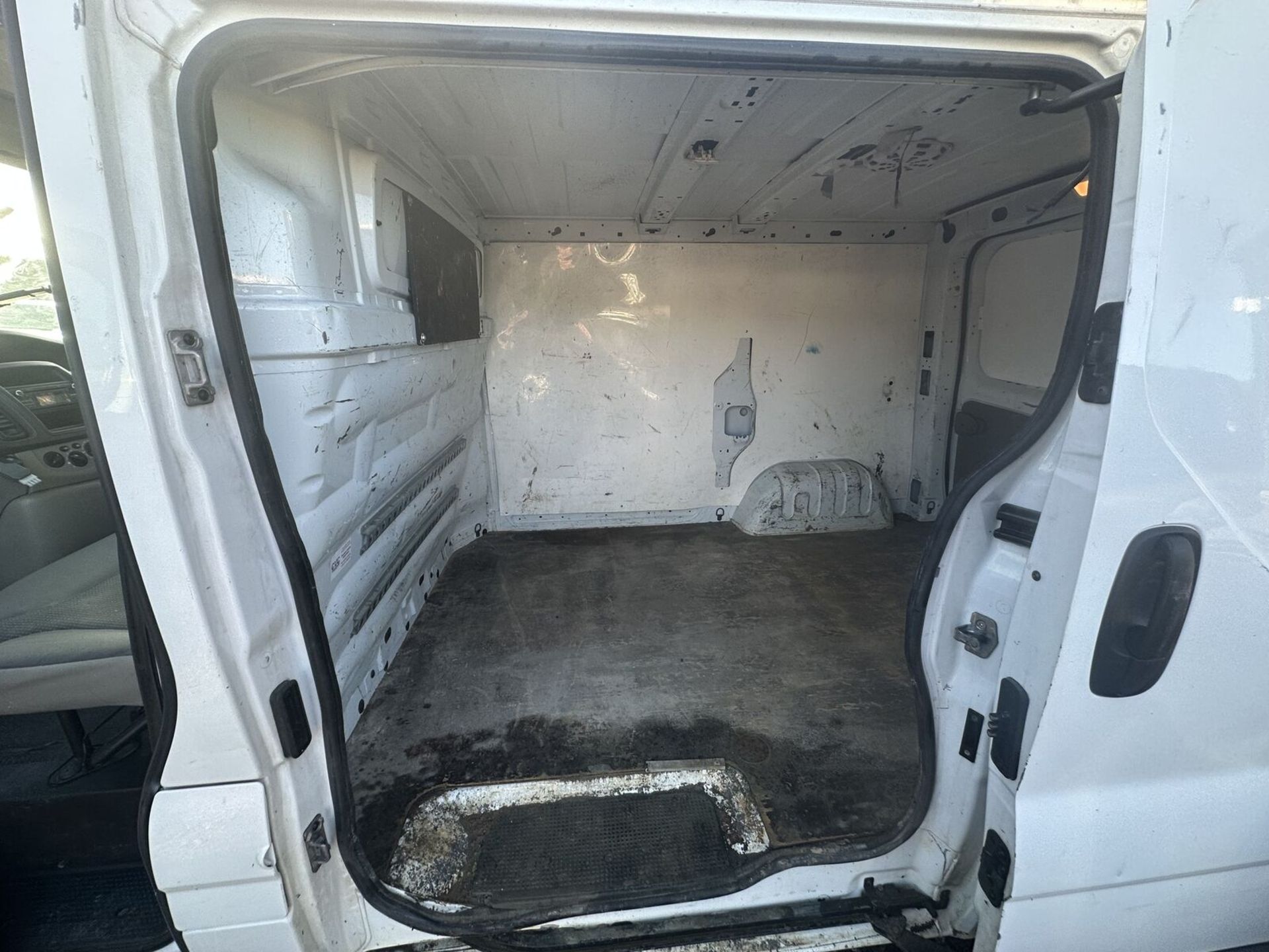 RELIABLE WORKHORSE: 2014 VAUXHALL VIVARO TRAFIC PANEL VAN >>--NO VAT ON HAMMER--<< - Image 5 of 19