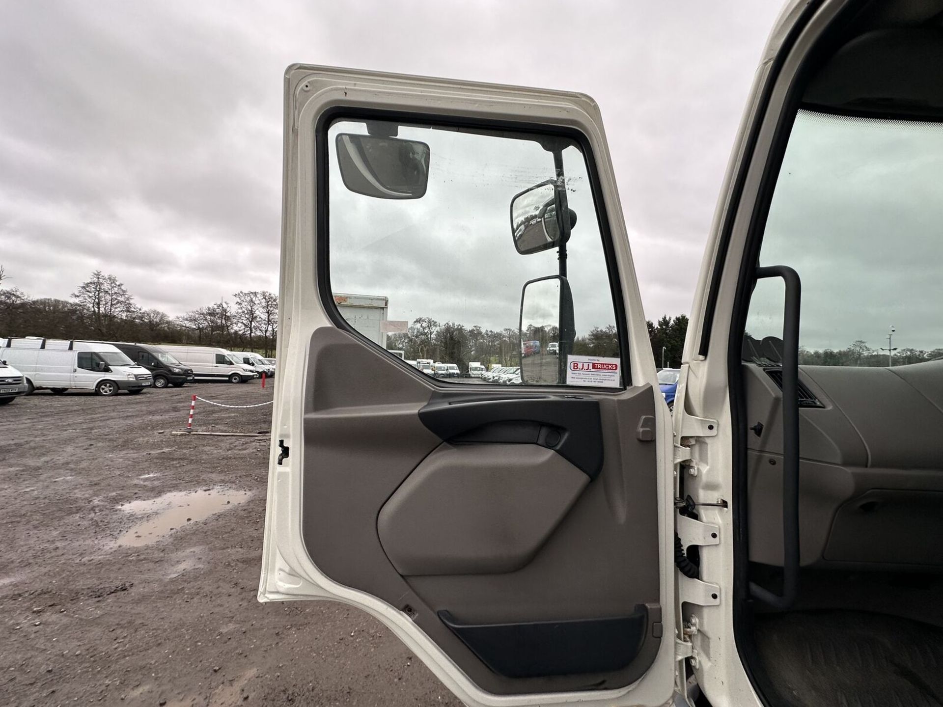 LORRY LUXE: DAF TRUCKS LF 7.5T, CRUISE CONTROL, REVERSING CAMERA >>--NO VAT ON HAMMER--<< - Image 14 of 15