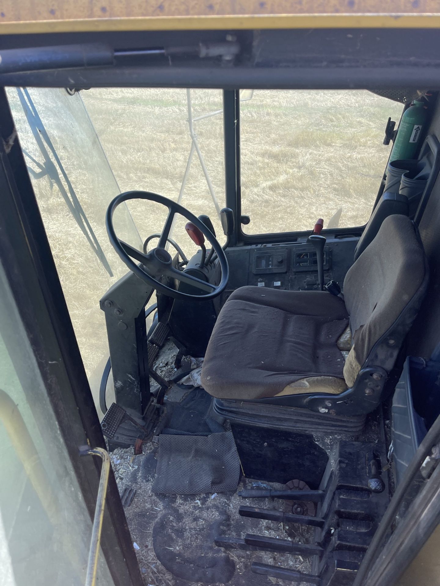 NEW HOLLAND TX32 COMBINE - Image 8 of 19