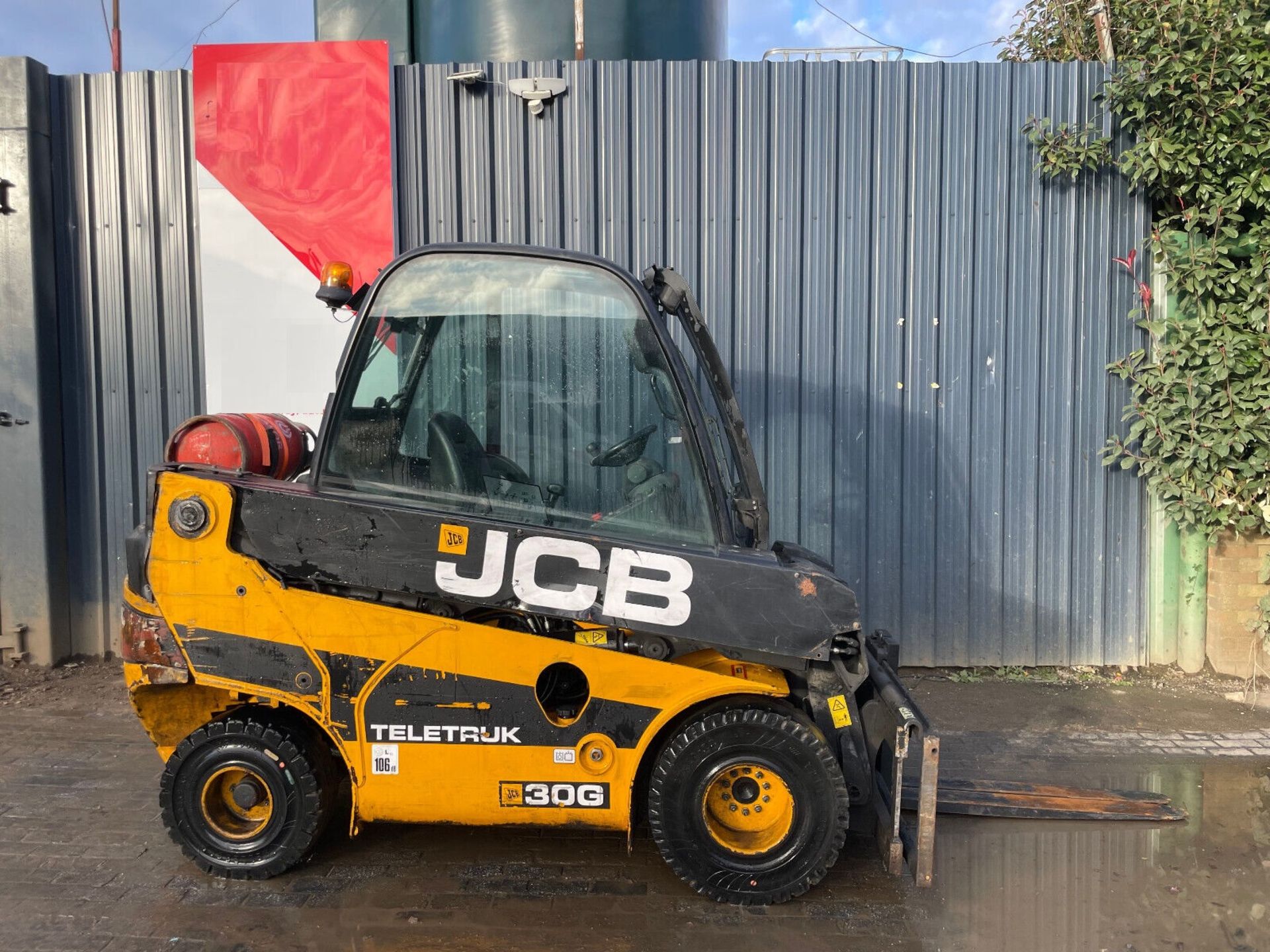 2013 JCB TELETRUK TLT30G: LPG POWER WITH 3000 KG PAYLOAD - Image 4 of 9