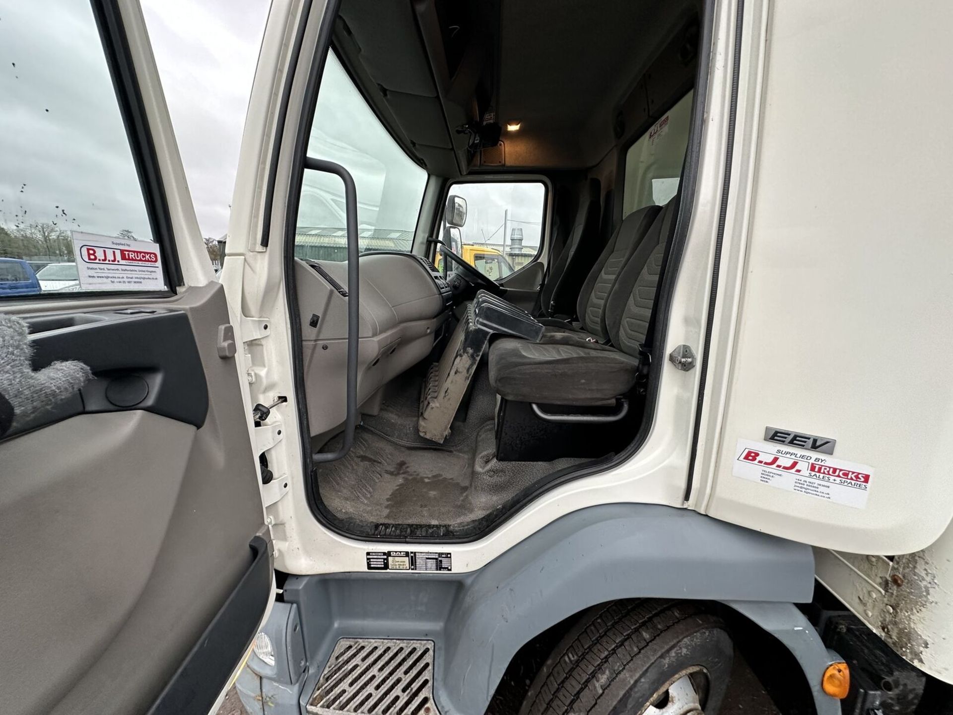 LORRY LUXE: DAF TRUCKS LF 7.5T, CRUISE CONTROL, REVERSING CAMERA >>--NO VAT ON HAMMER--<< - Image 13 of 15