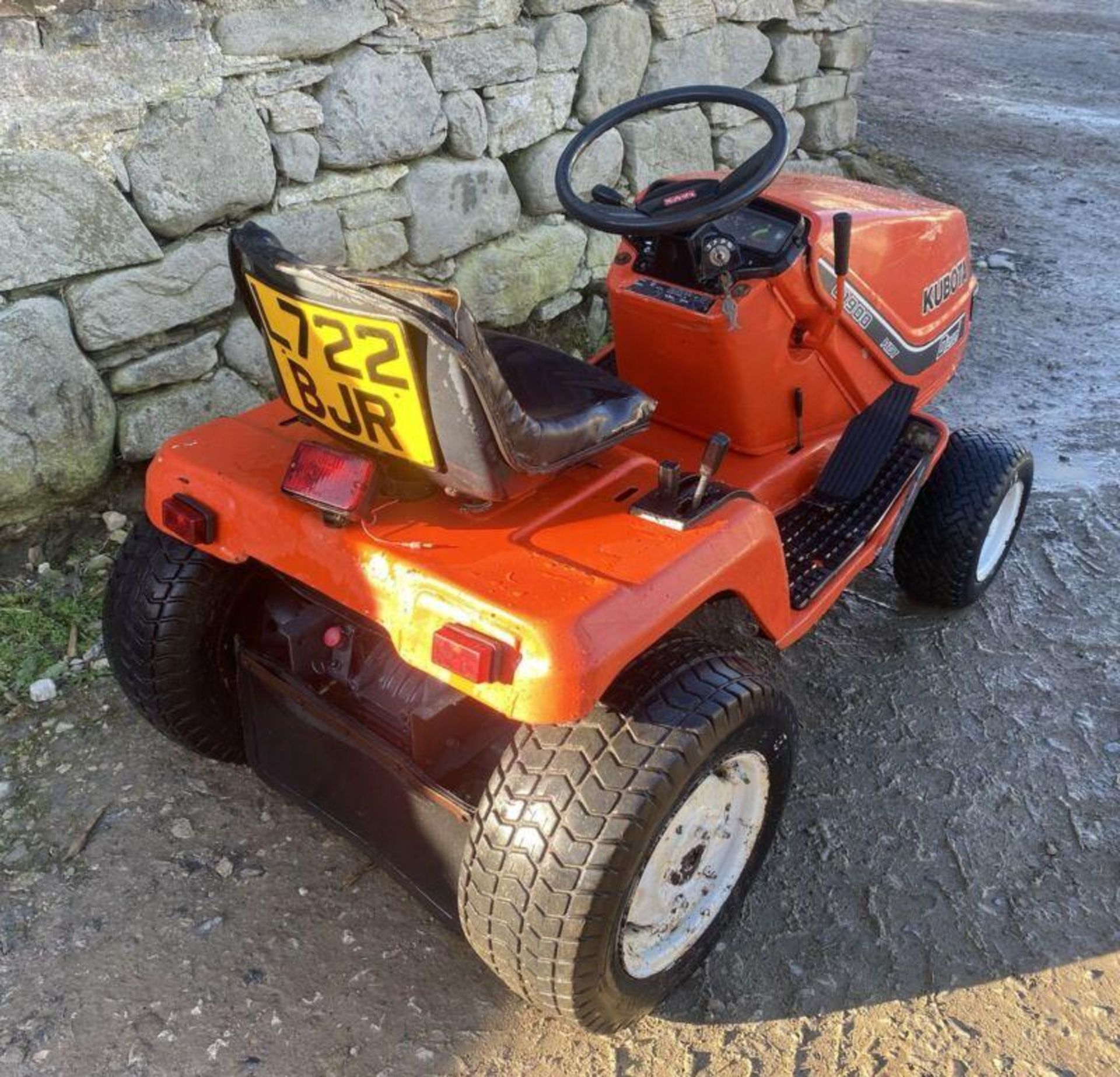 KUBOTA G1900: DIESEL POWER FOR PRECISION GRASS CUTTING - Image 6 of 7