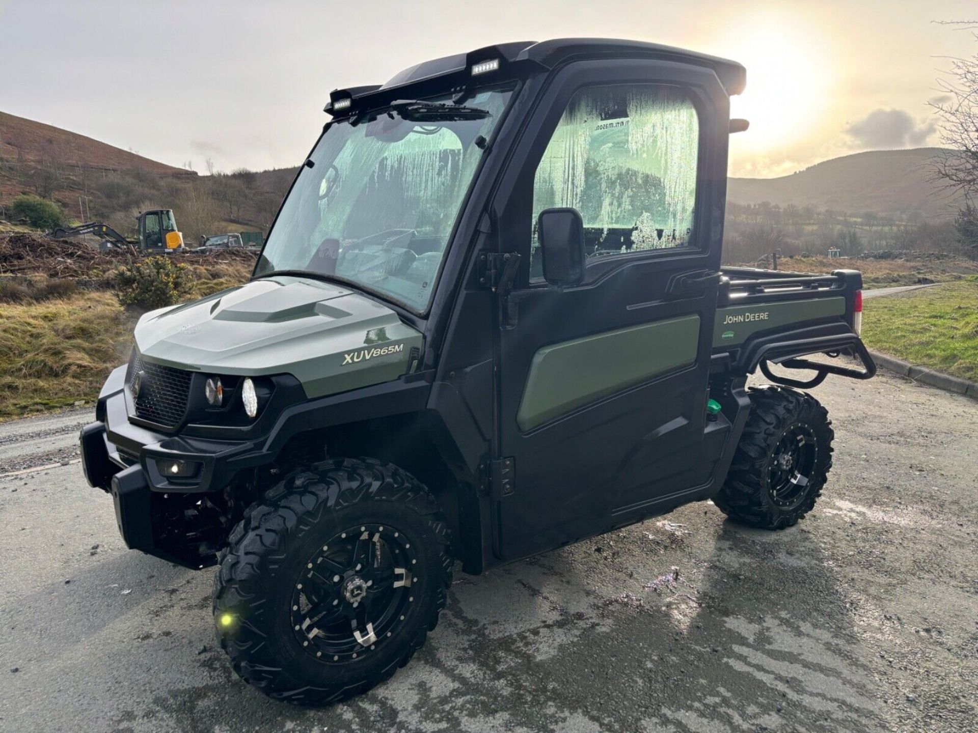 2022 JOHN DEERE GATOR 865M IS TOP OF THE RANGE