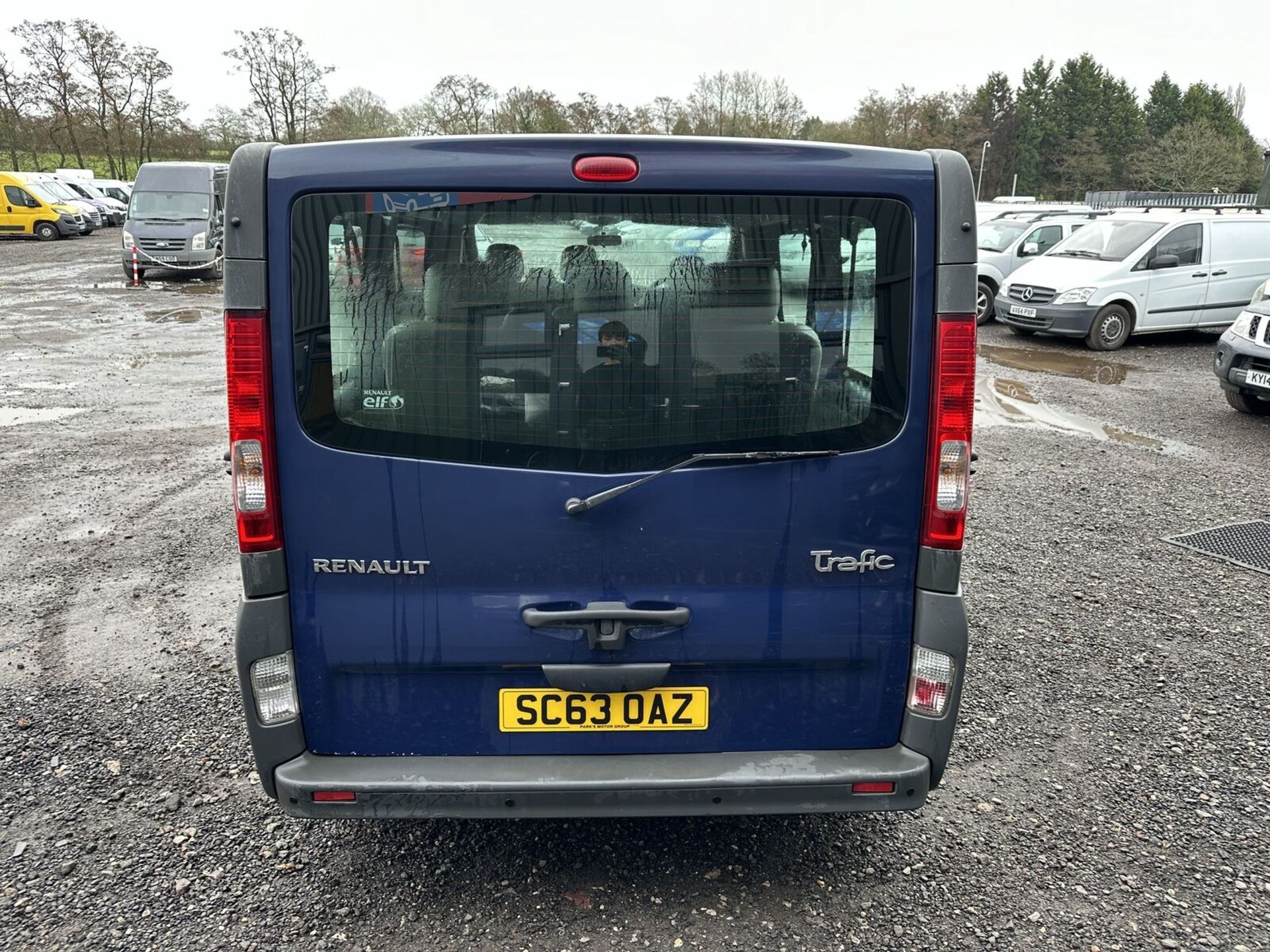 RENAULT TRAFIC VIVARO: 9-SEATER MINIBUS, GEARBOX NEEDS ATTENTION >>--NO VAT ON HAMMER--<< - Image 3 of 20