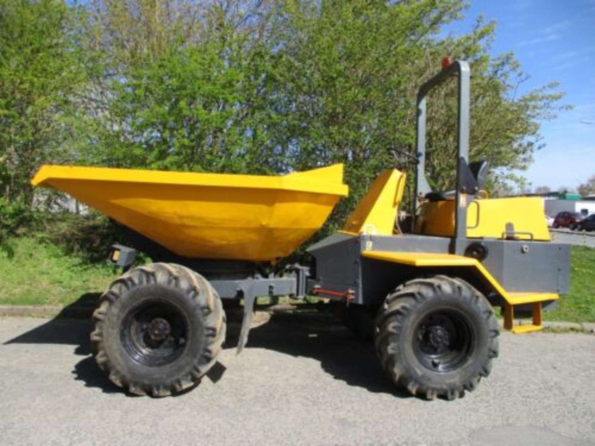 NEUSON 6-TON SWIVEL SKIP DUMPER: YOUR HEAVY LIFTER