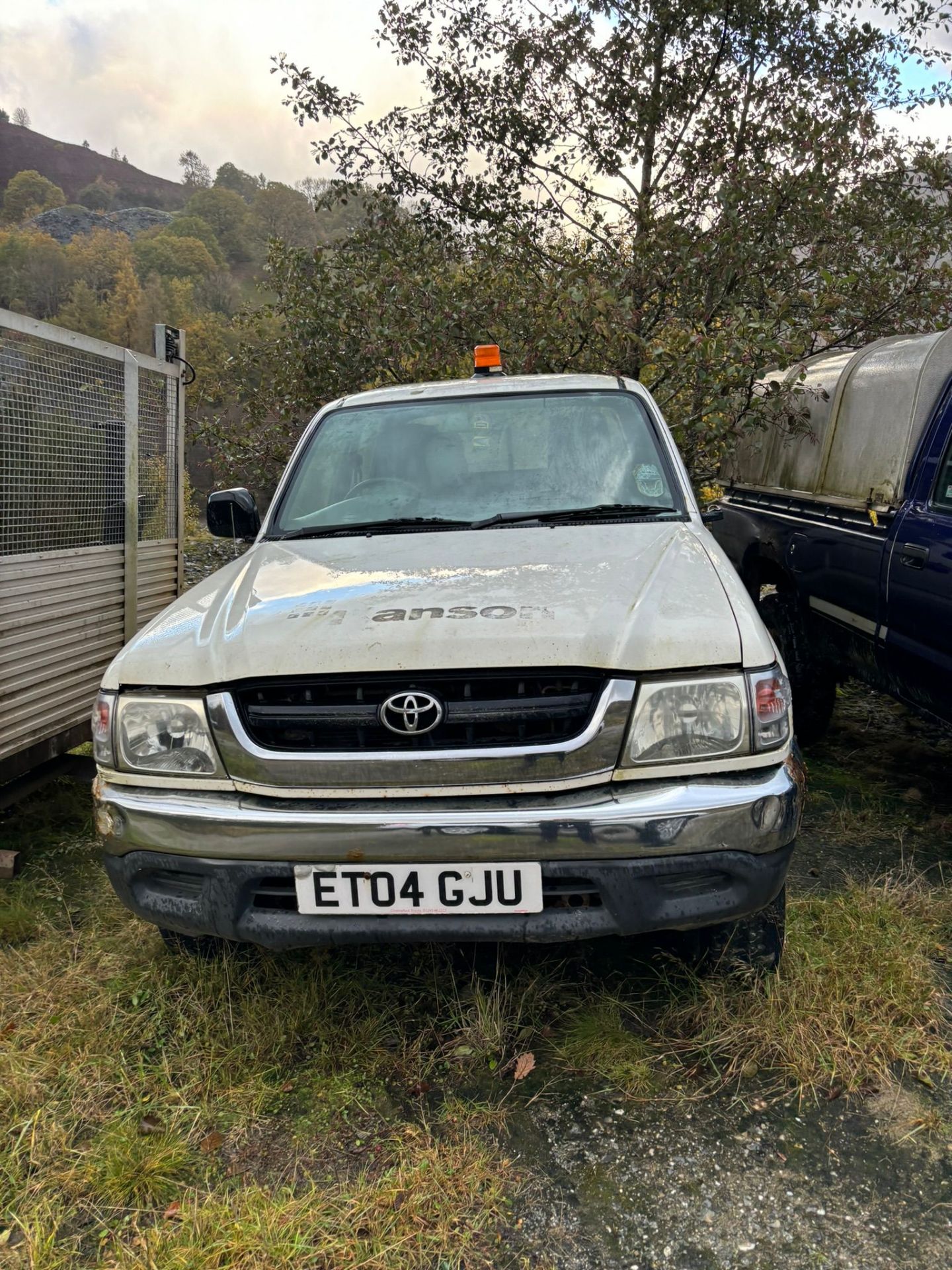 TOYOT HILUX DOUBLE CAB PICKUP TRUCK 2004 4X4 - Image 3 of 4