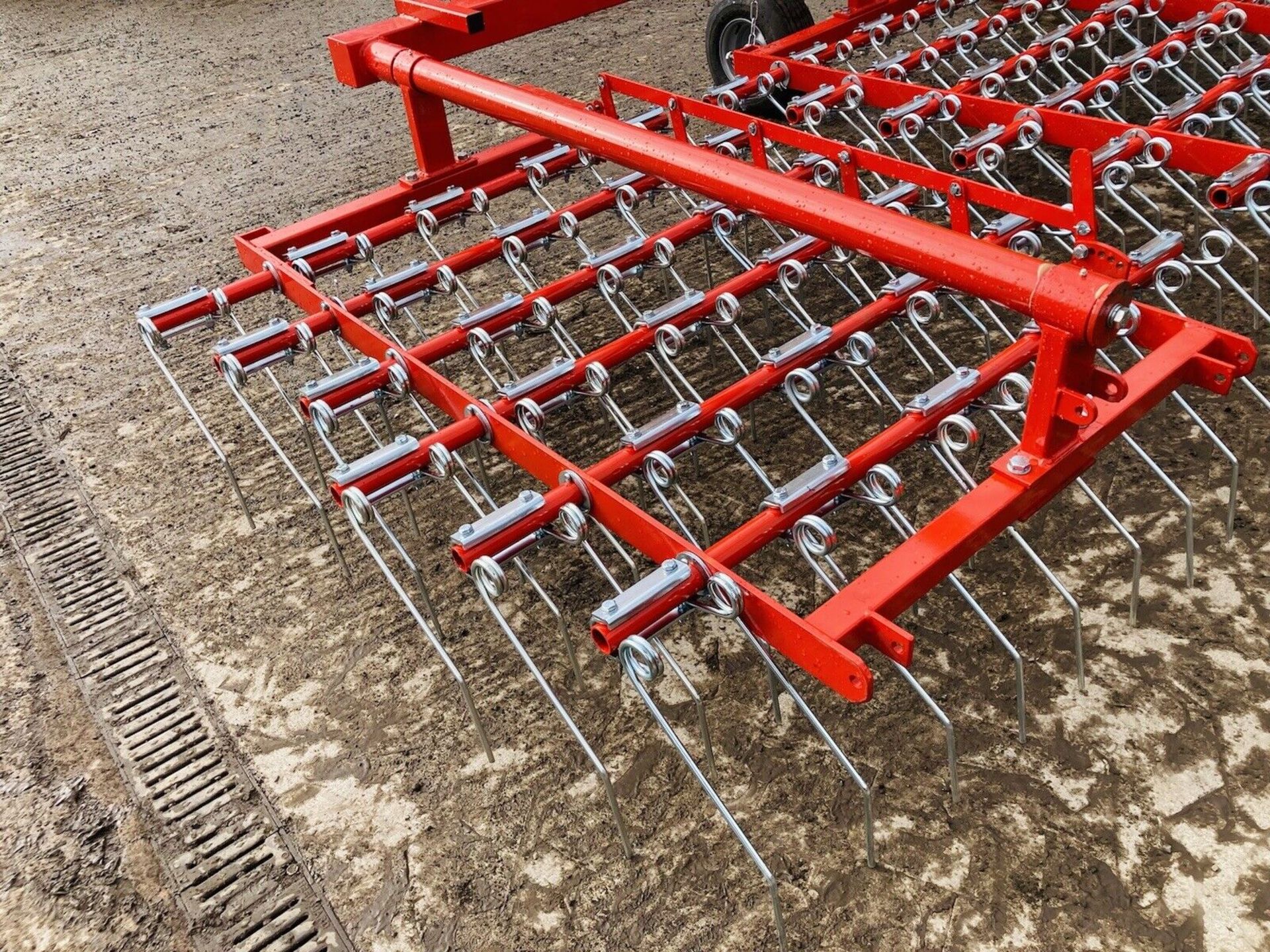 EFFICIENT SEED DISTRIBUTION: 5M SPREADERS WITH IN-CAB CONTROL BOX - Image 3 of 10