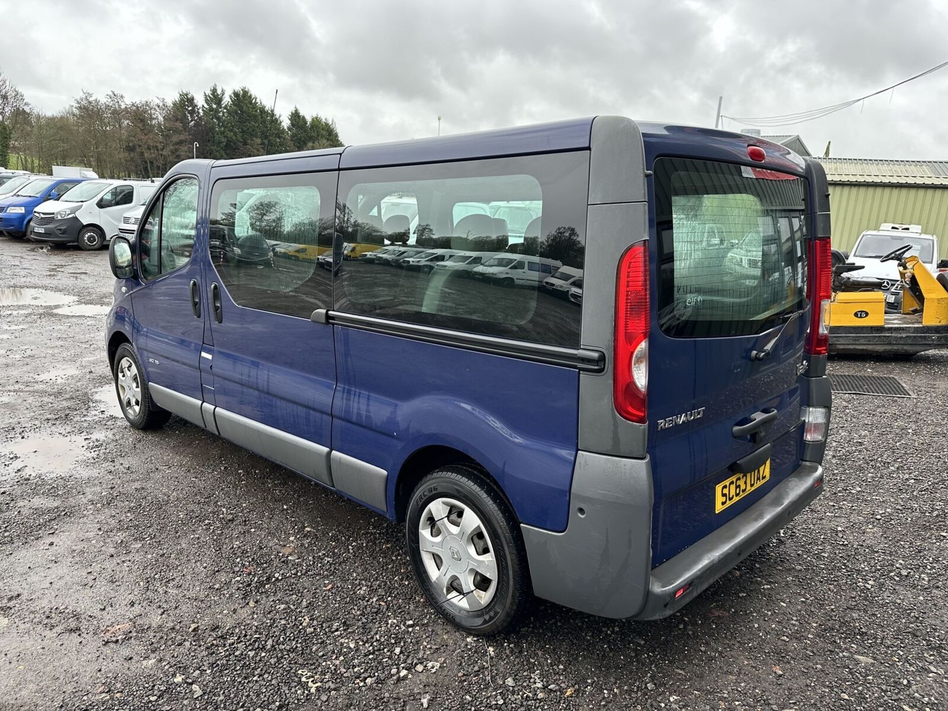 RENAULT TRAFIC VIVARO: 9-SEATER MINIBUS, GEARBOX NEEDS ATTENTION >>--NO VAT ON HAMMER--<< - Image 8 of 20