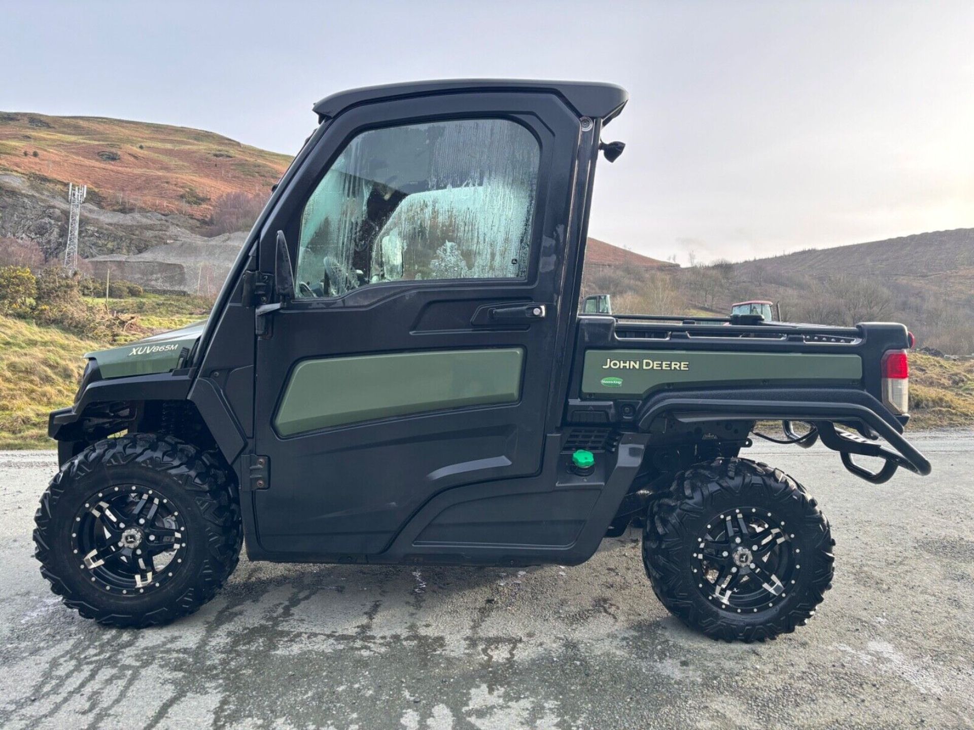 2022 JOHN DEERE GATOR 865M IS TOP OF THE RANGE - Image 2 of 14