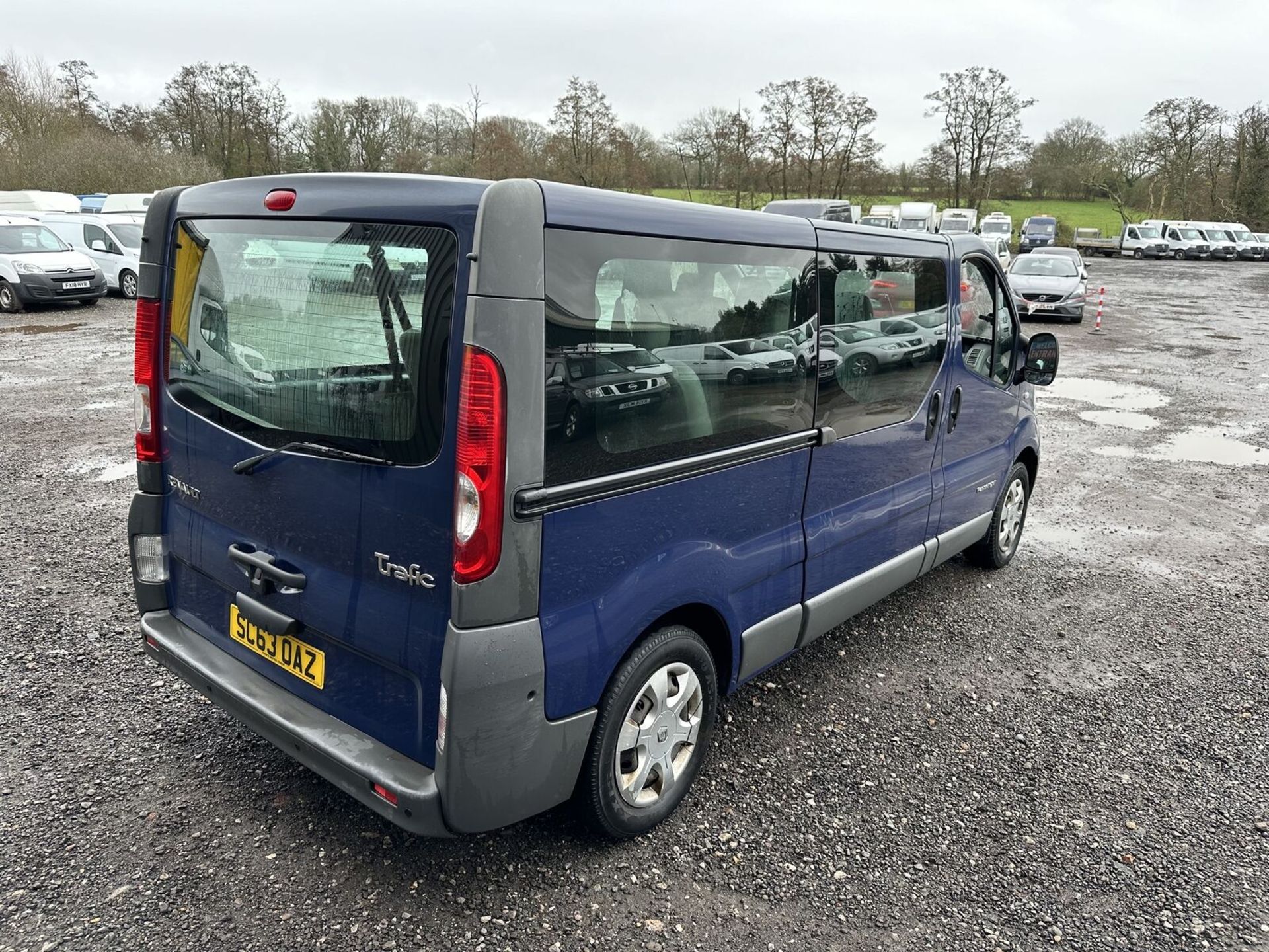 RENAULT TRAFIC VIVARO: 9-SEATER MINIBUS, GEARBOX NEEDS ATTENTION >>--NO VAT ON HAMMER--<< - Image 10 of 20