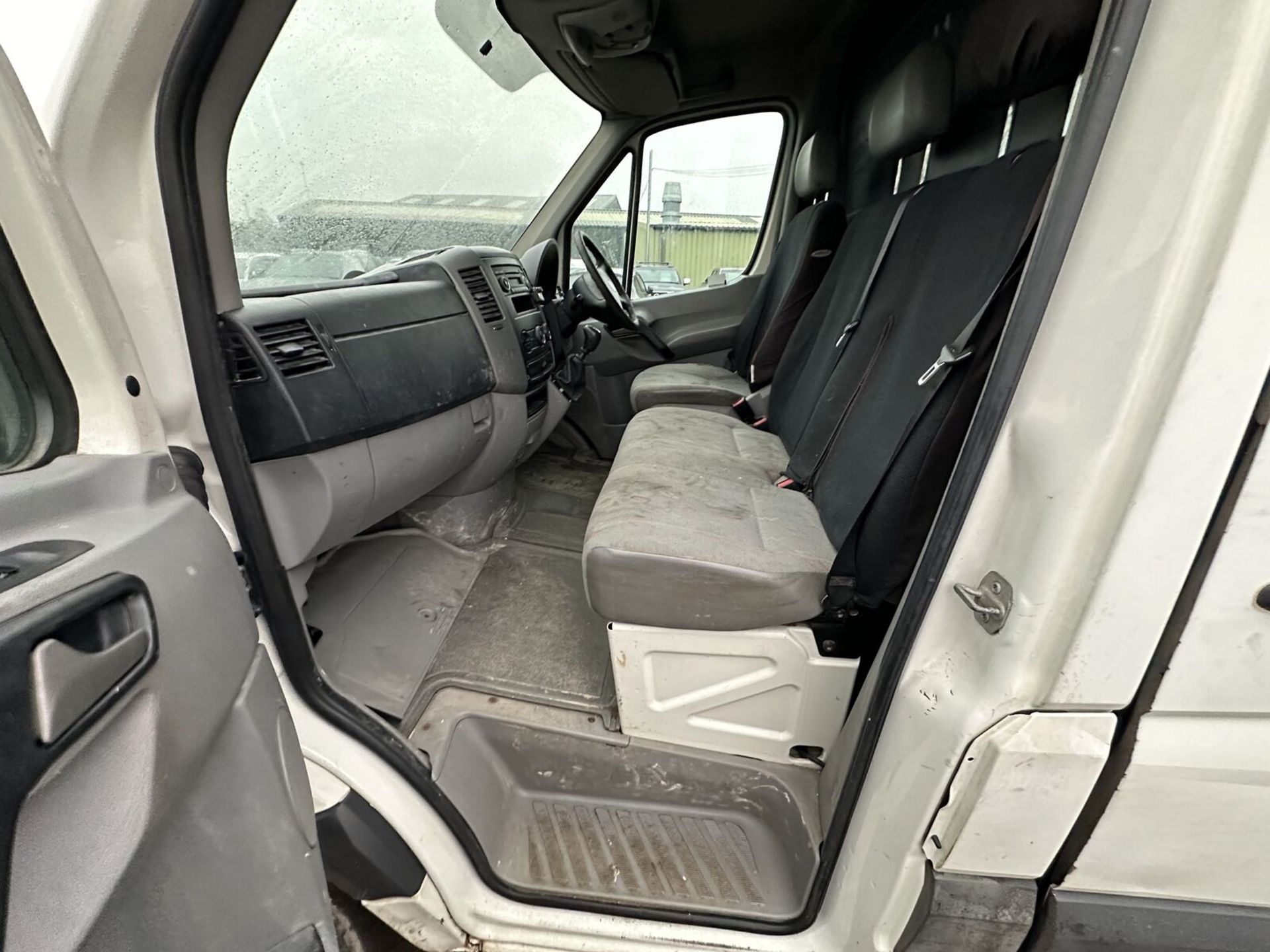 VOLKSWAGEN CRAFTER SPRINTER CR30 SWB DIESEL >>--NO VAT ON HAMMER--<< - Image 5 of 15