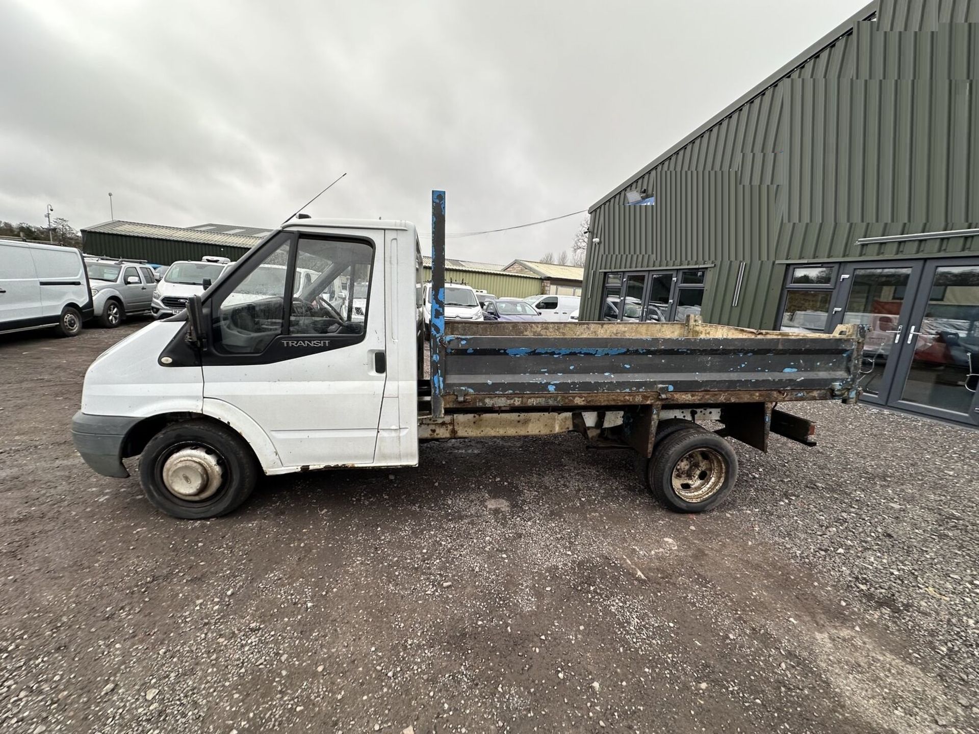 FORD TRANSIT 350 TIPPER: YOUR WORKHORSE COMPANION >>--NO VAT ON HAMMER--<< - Image 2 of 17