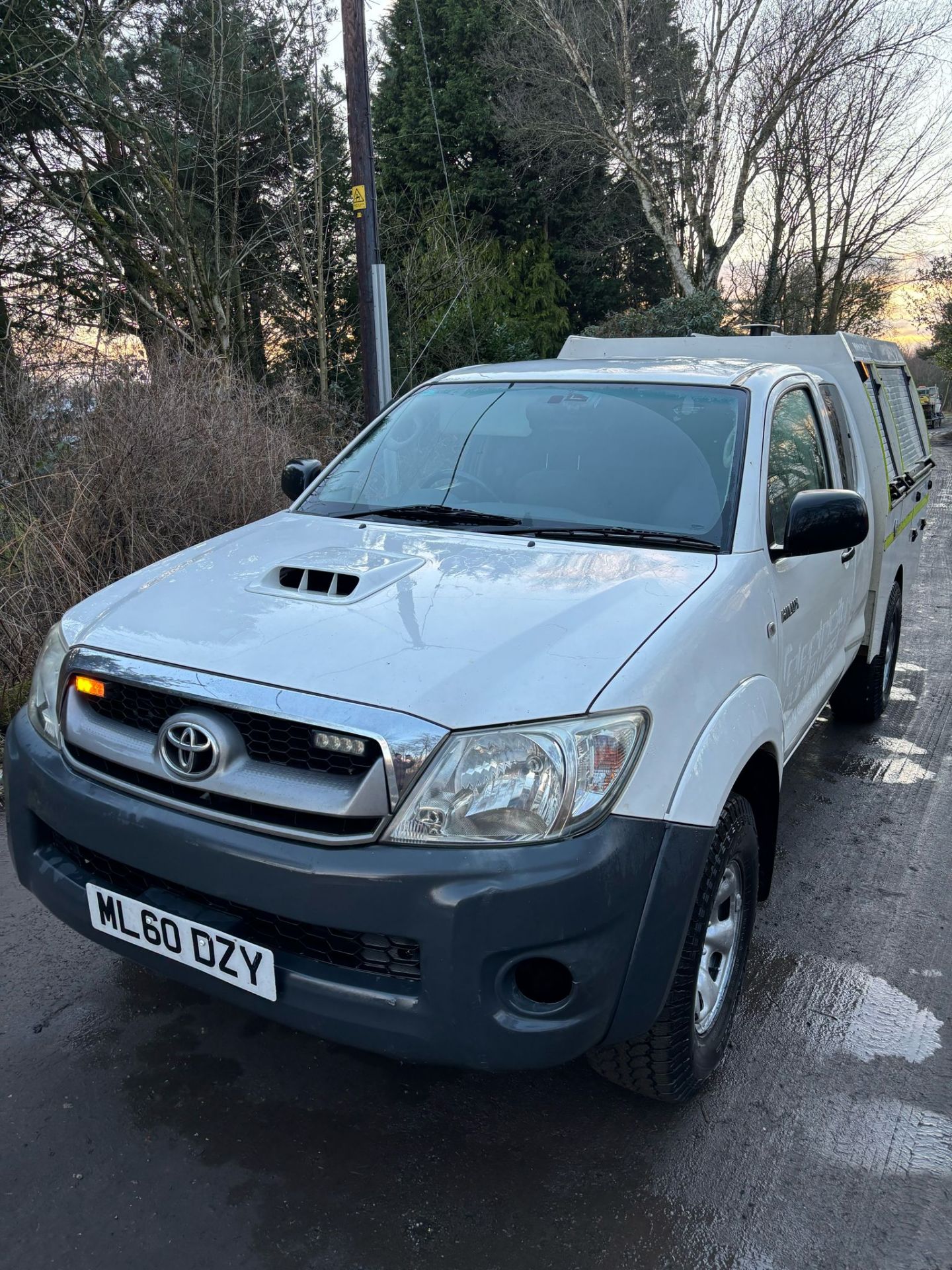 TOYOTA HILUX KING CAB PICKUP TRUCK