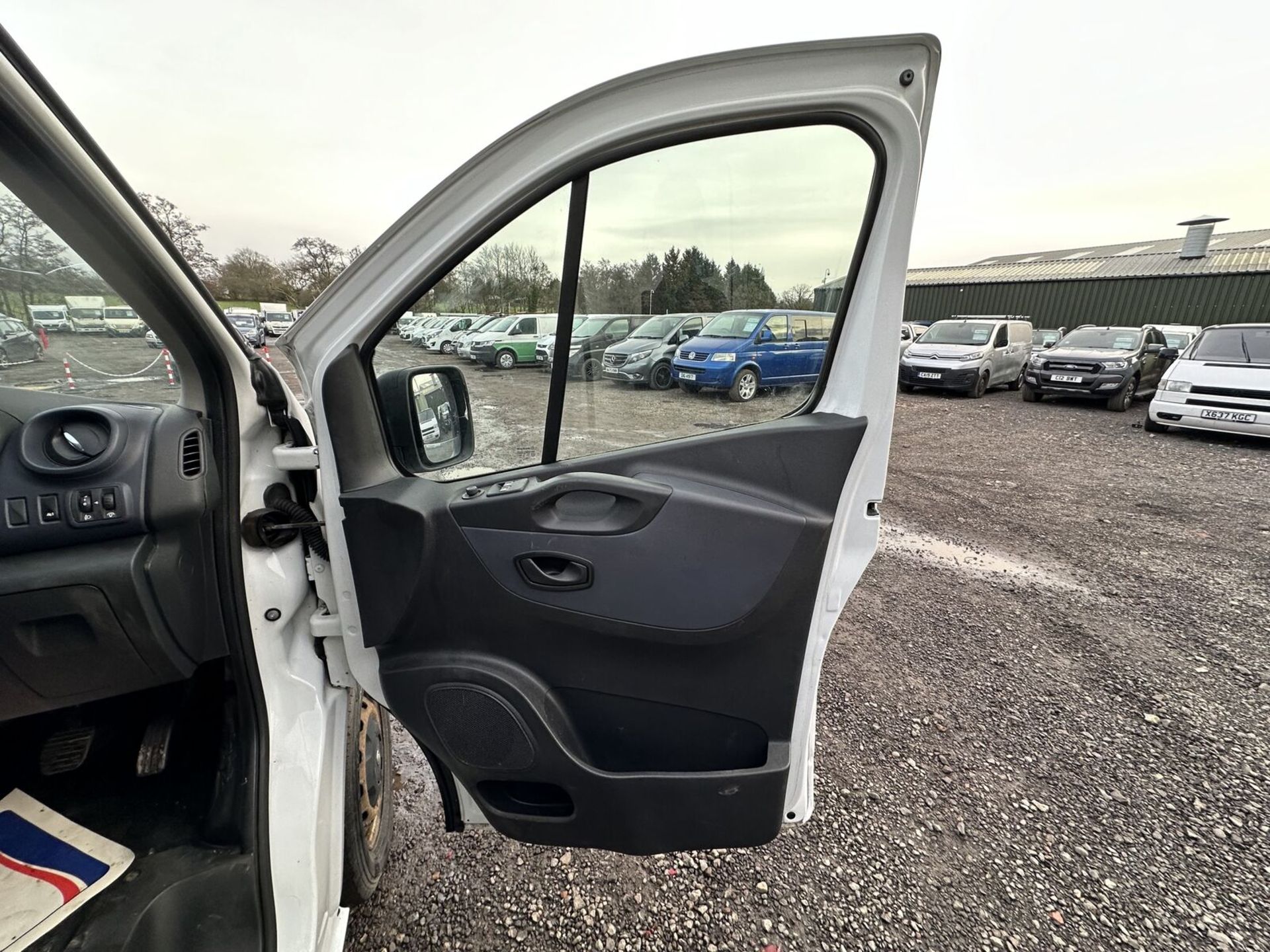 DIY VAN REPAIR: 2016 VAUXHALL VIVARO L1 DIESEL H1 >>--NO VAT ON HAMMER--<< - Image 12 of 16