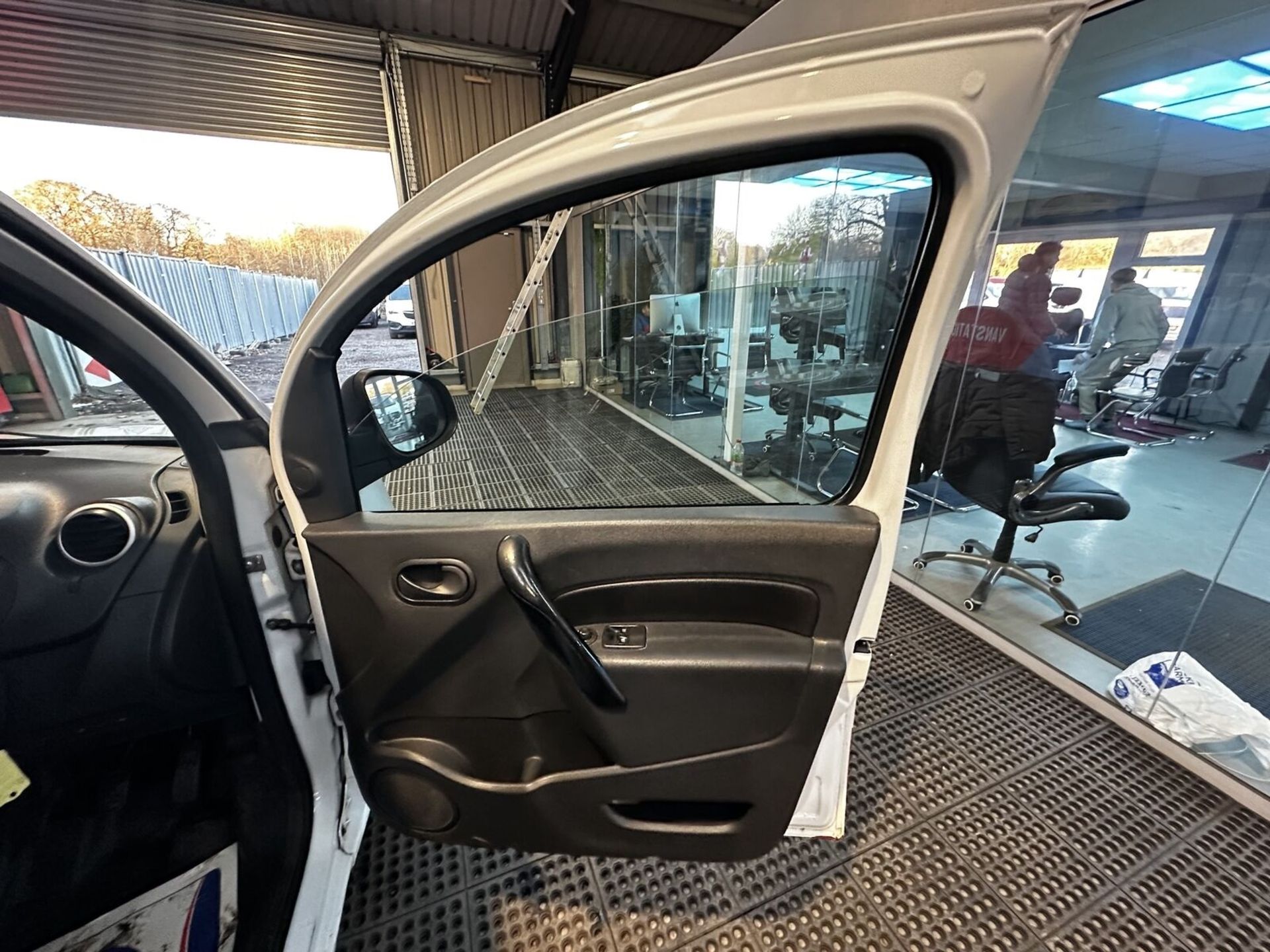 BARGAIN EURO 6 BRILLIANCE: 2018 RENAULT KANGOO - HONEST BUSINESS VAN >>--NO VAT ON HAMMER--<< - Image 11 of 13